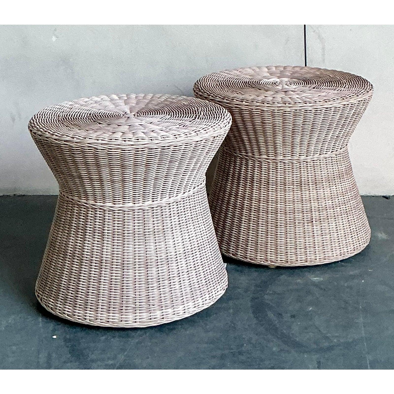 Vintage Coastal Pale Pink Woven Rattan Beistelltische - ein Paar im Zustand „Gut“ im Angebot in West Palm Beach, FL