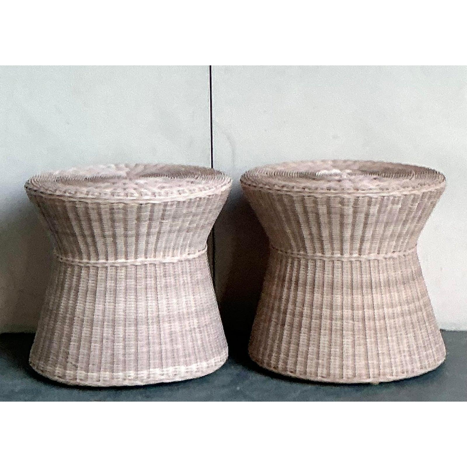 Vintage Coastal Pale Pink Woven Rattan Beistelltische - ein Paar im Angebot 1
