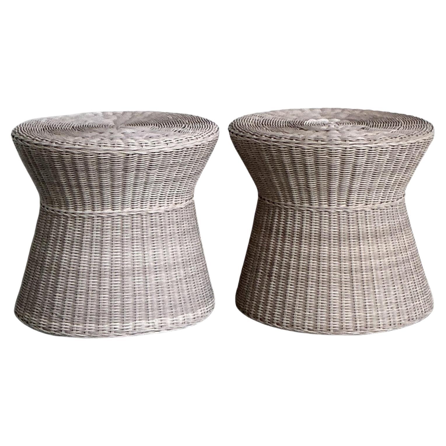Vintage Coastal Pale Pink Woven Rattan Beistelltische - ein Paar im Angebot