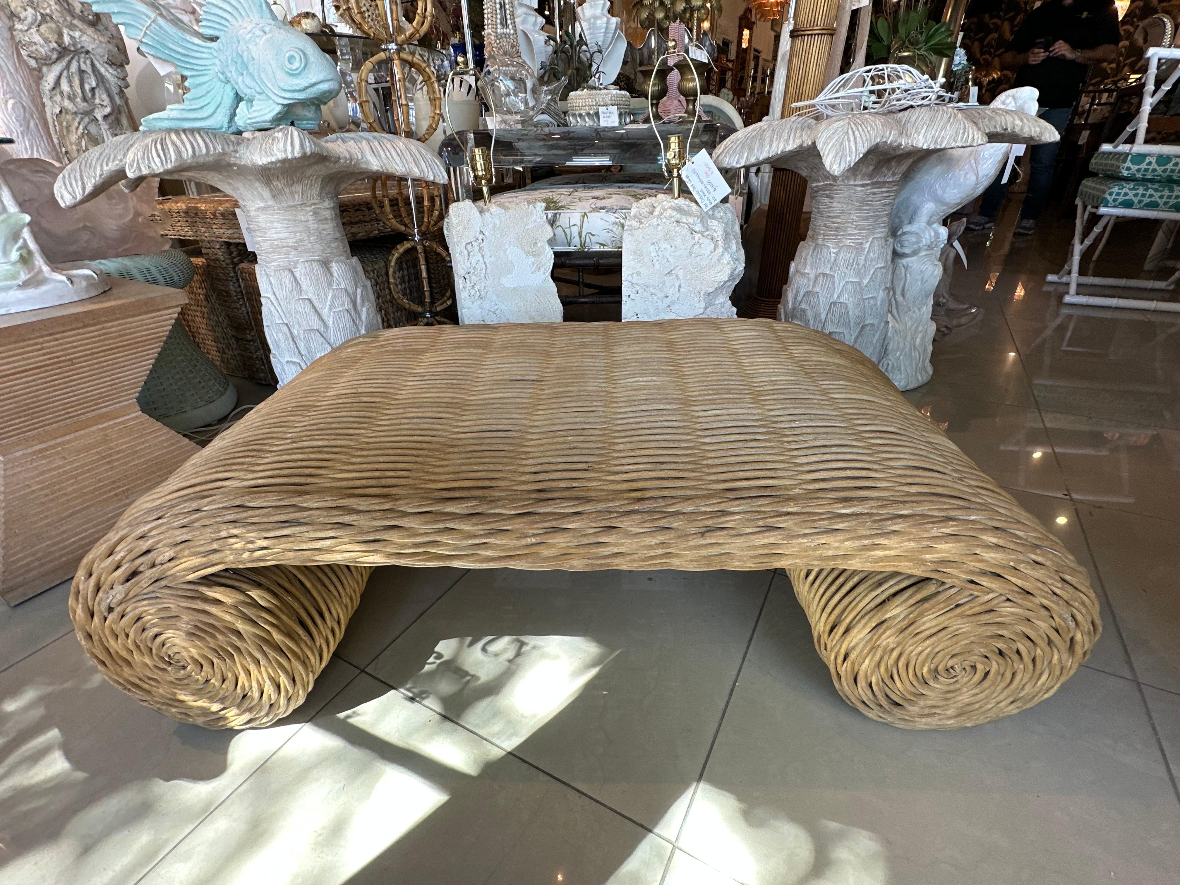 Table basse cocktail vintage Coastal Palm Beach Twisted Wicker Scroll Ming en vente 6