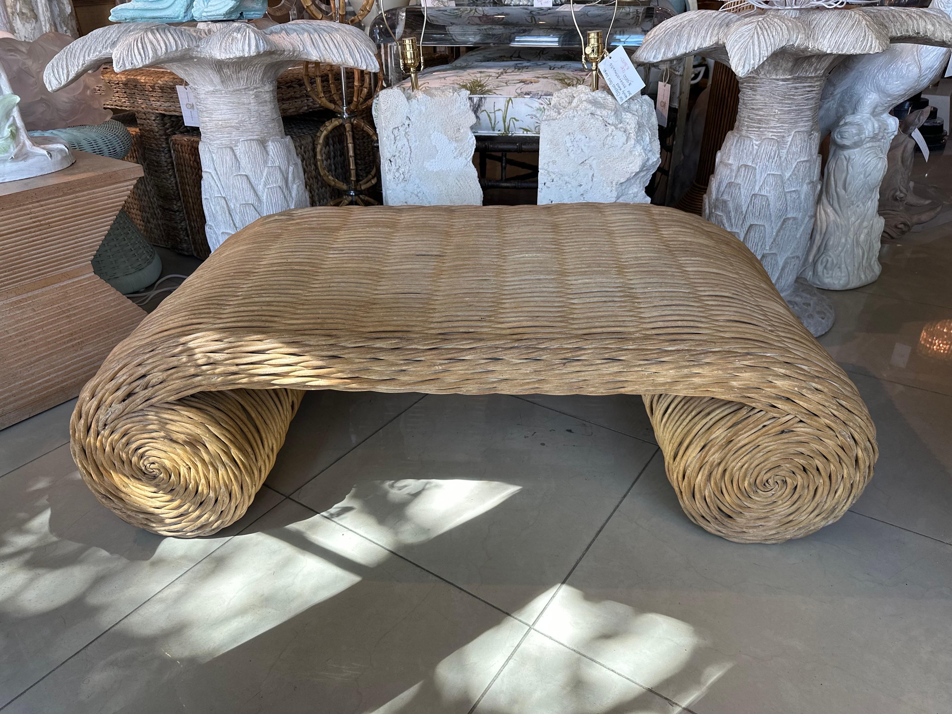 Table de cocktail vintage en osier torsadé avec des côtés en ming à volutes, fond. Finition vintage naturelle. Pas de dommages ou de bris d'osier. Dimensions : 48 L x 24 D x 16 H. 