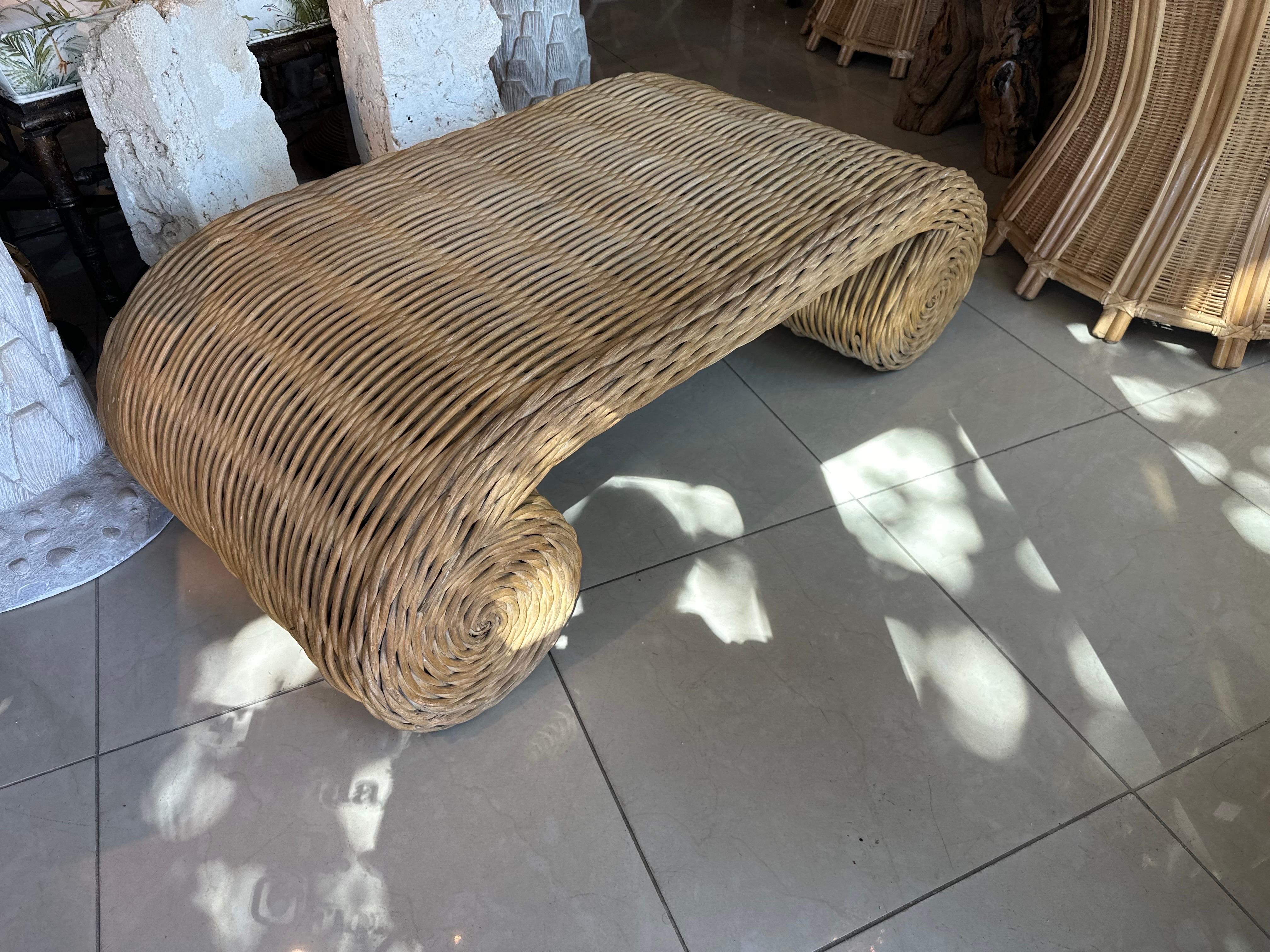 Américain Table basse cocktail vintage Coastal Palm Beach Twisted Wicker Scroll Ming en vente