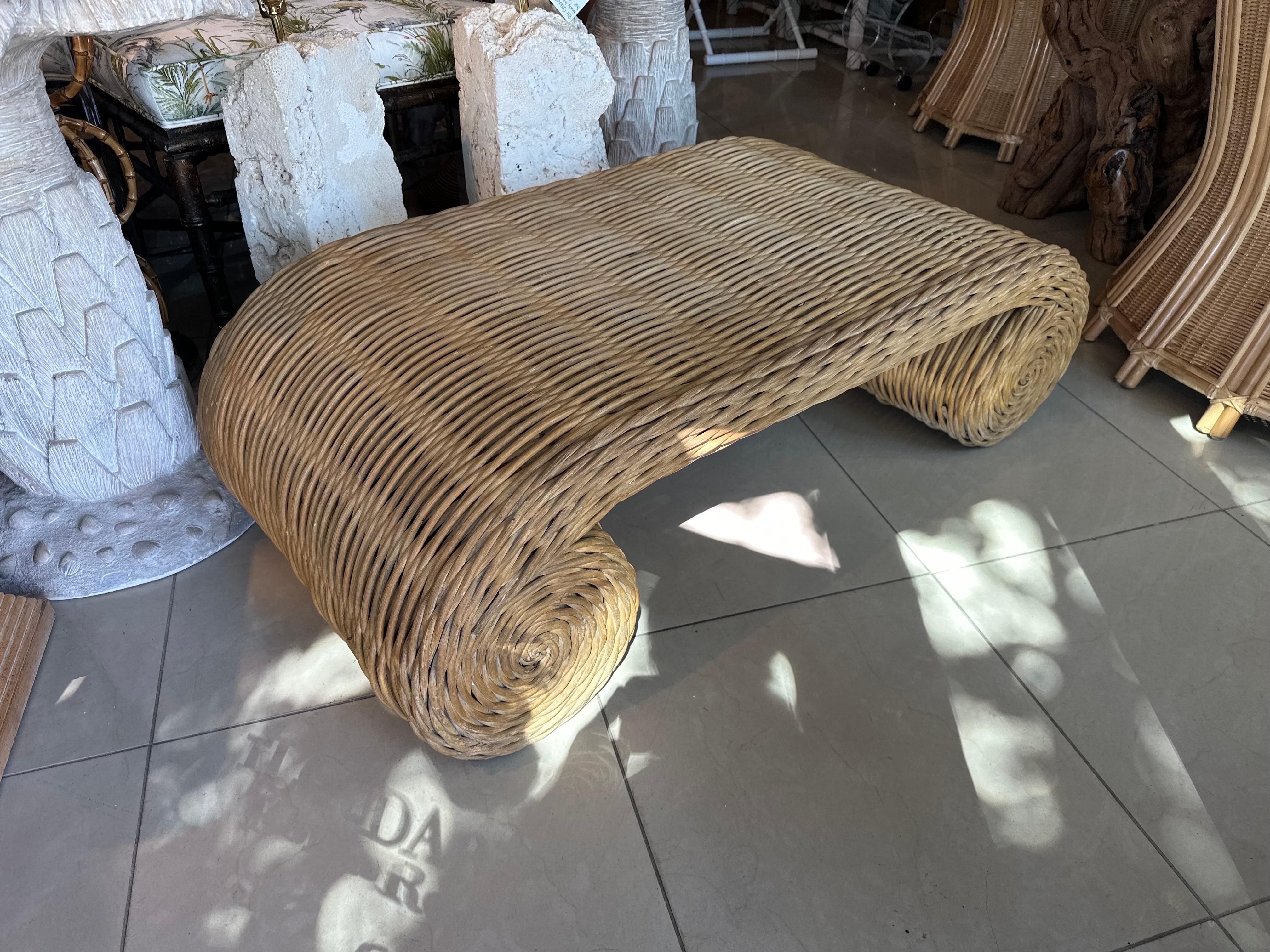 Osier Table basse cocktail vintage Coastal Palm Beach Twisted Wicker Scroll Ming en vente