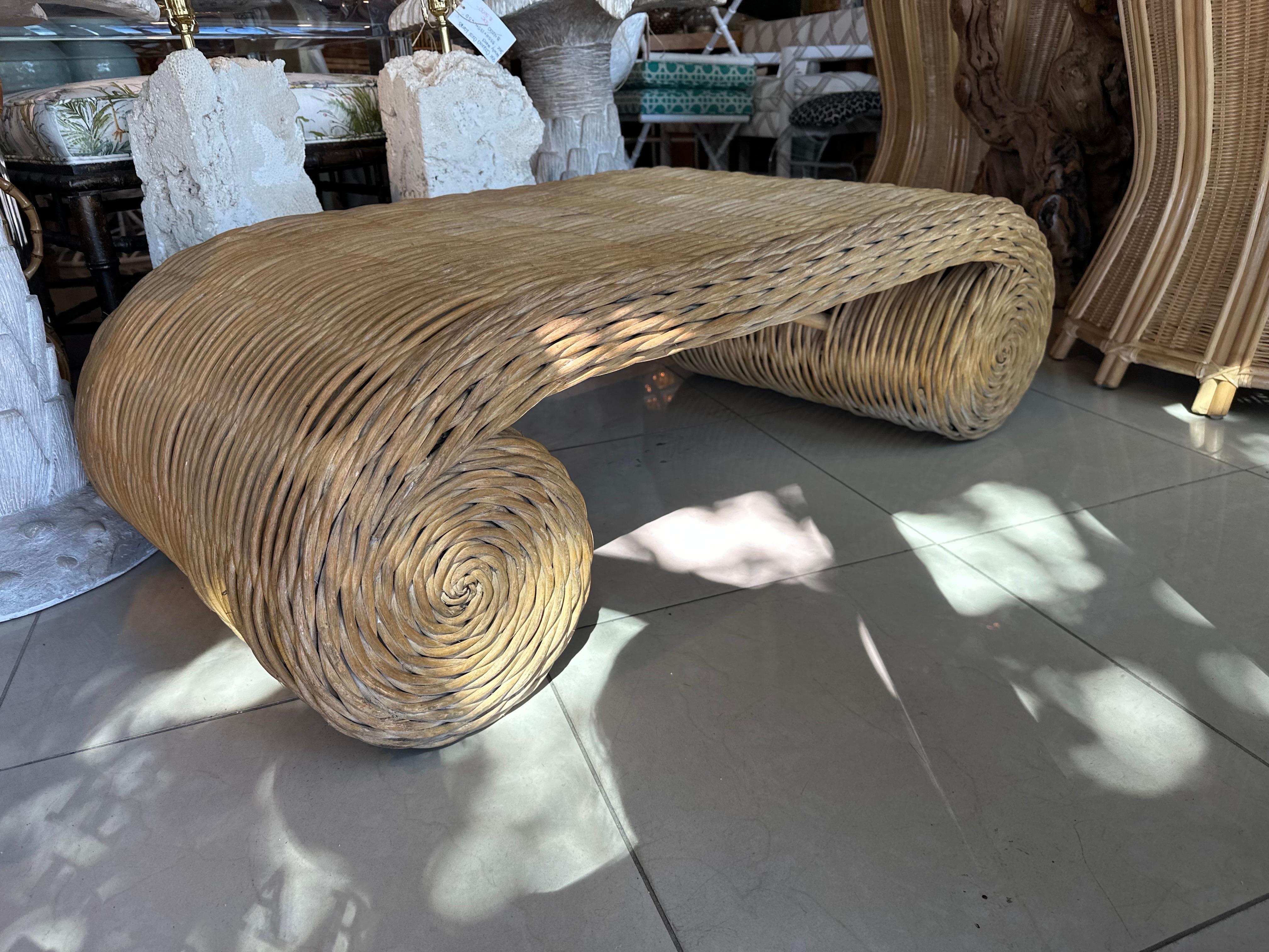 Table basse cocktail vintage Coastal Palm Beach Twisted Wicker Scroll Ming en vente 1