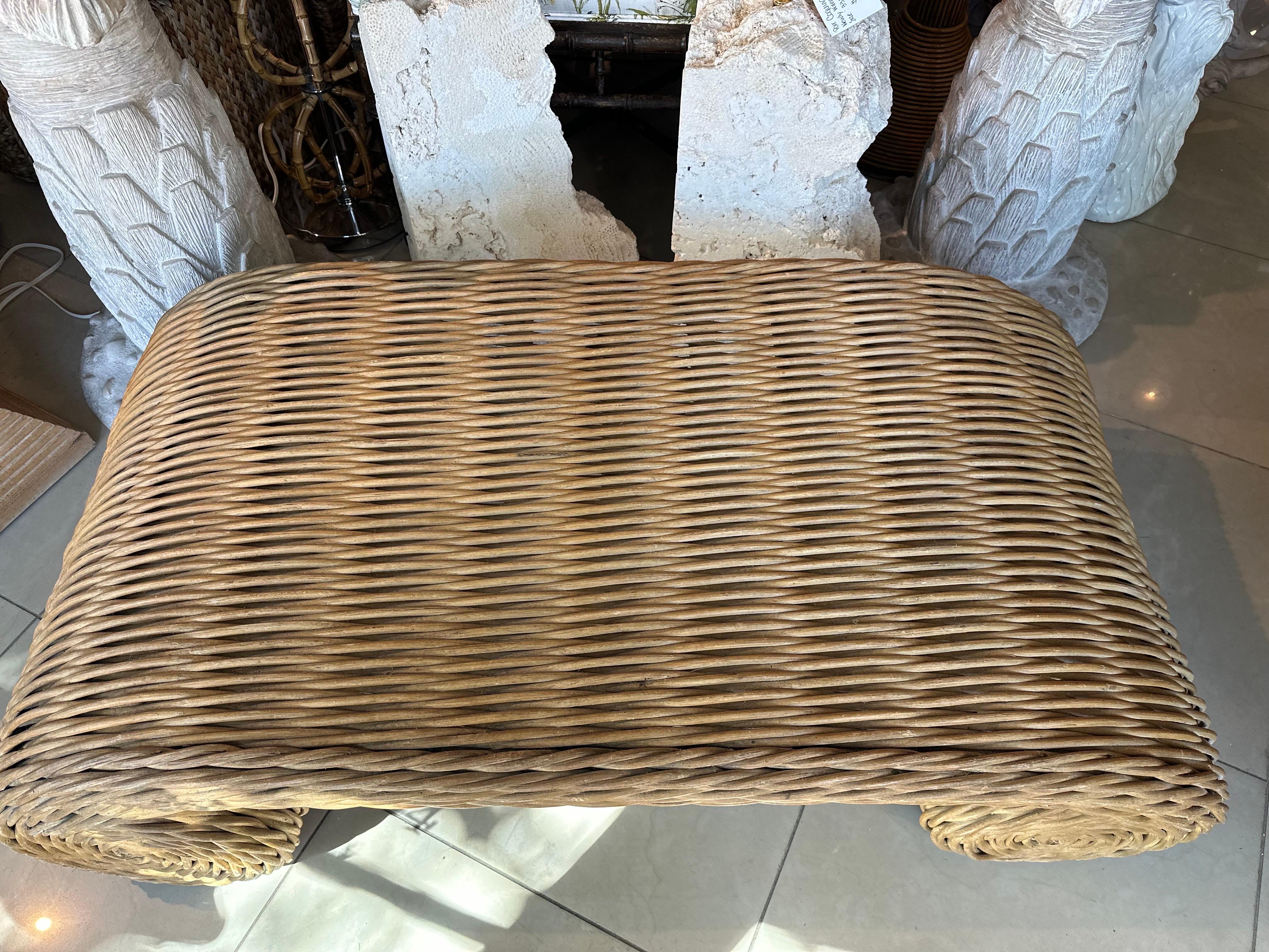 Table basse cocktail vintage Coastal Palm Beach Twisted Wicker Scroll Ming en vente 2