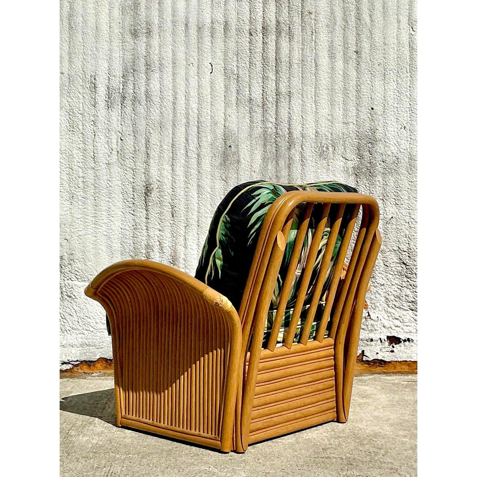 Ajoutez une touche d'élégance tropicale à votre espace avec cette chaise vintage en rotin côtier. Fabriqué avec un cadre en rotin magnifiquement courbé dans une finition miel chaude, ce meuble exsude un charme inspiré des îles. Les coussins en