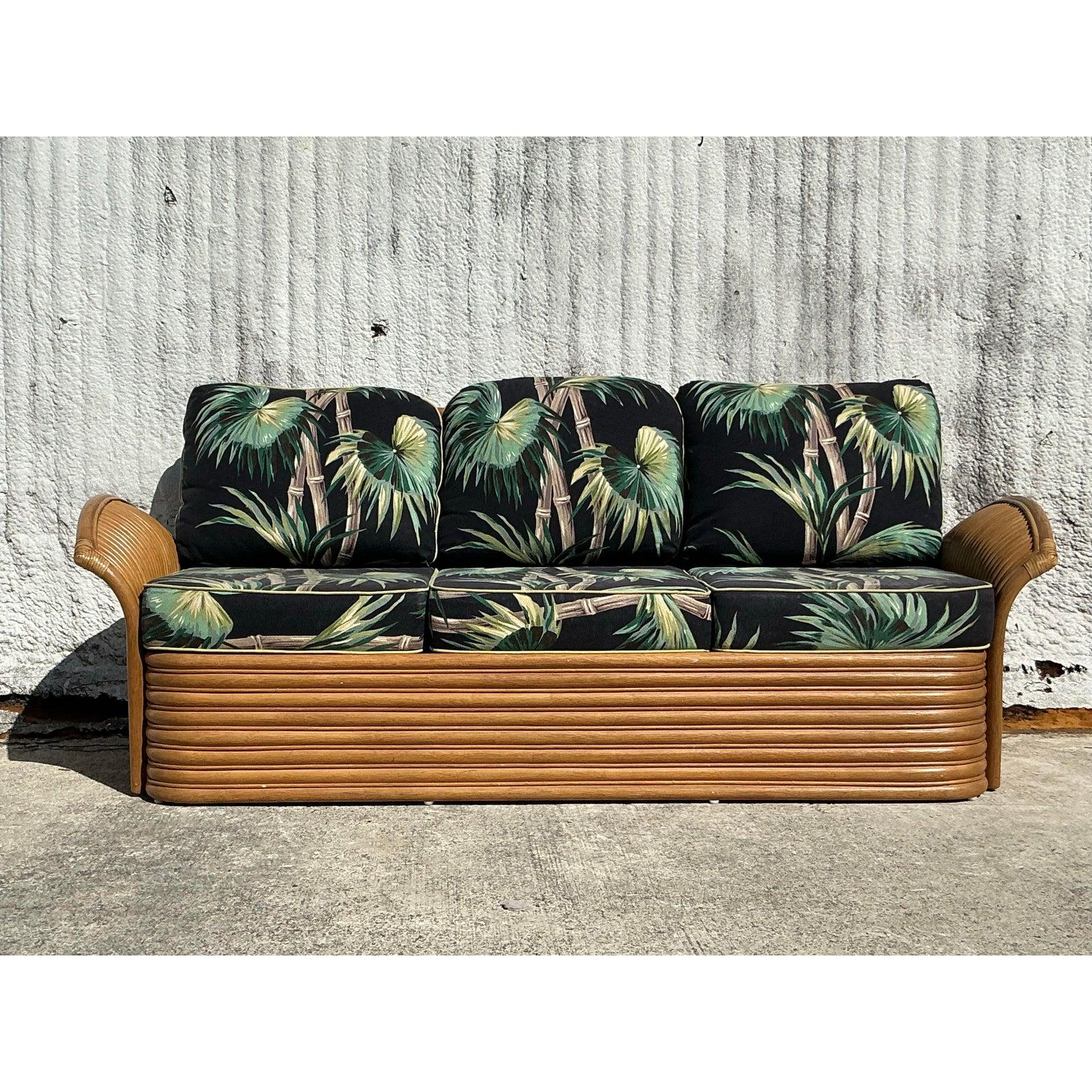 Sofa vintage en rotin imprimé palmier côtier en vente 3
