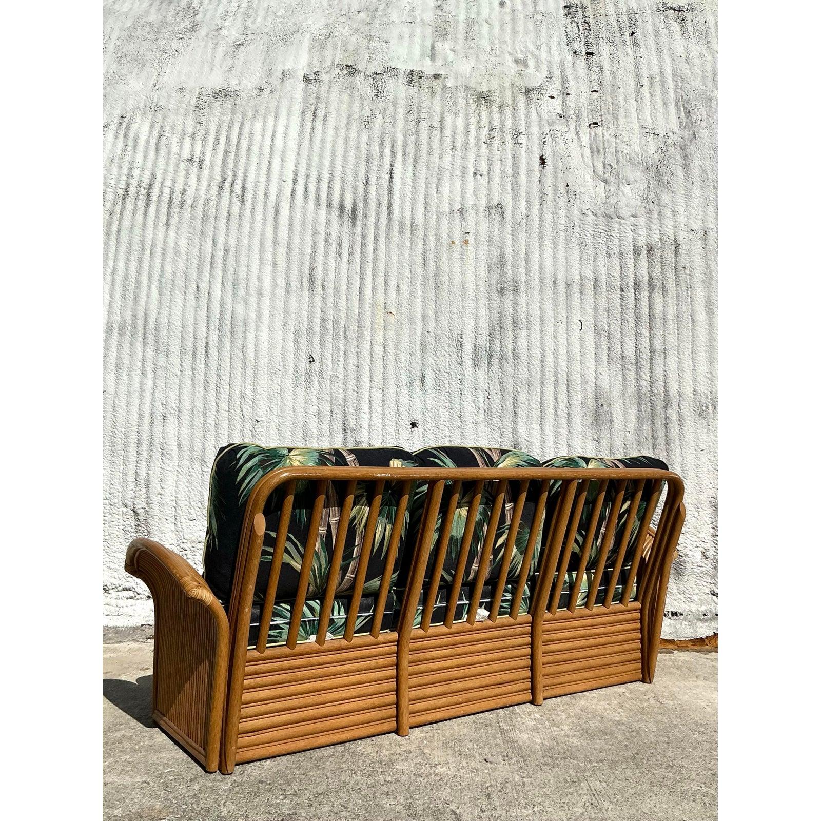 Sofa vintage en rotin imprimé palmier côtier en vente 4