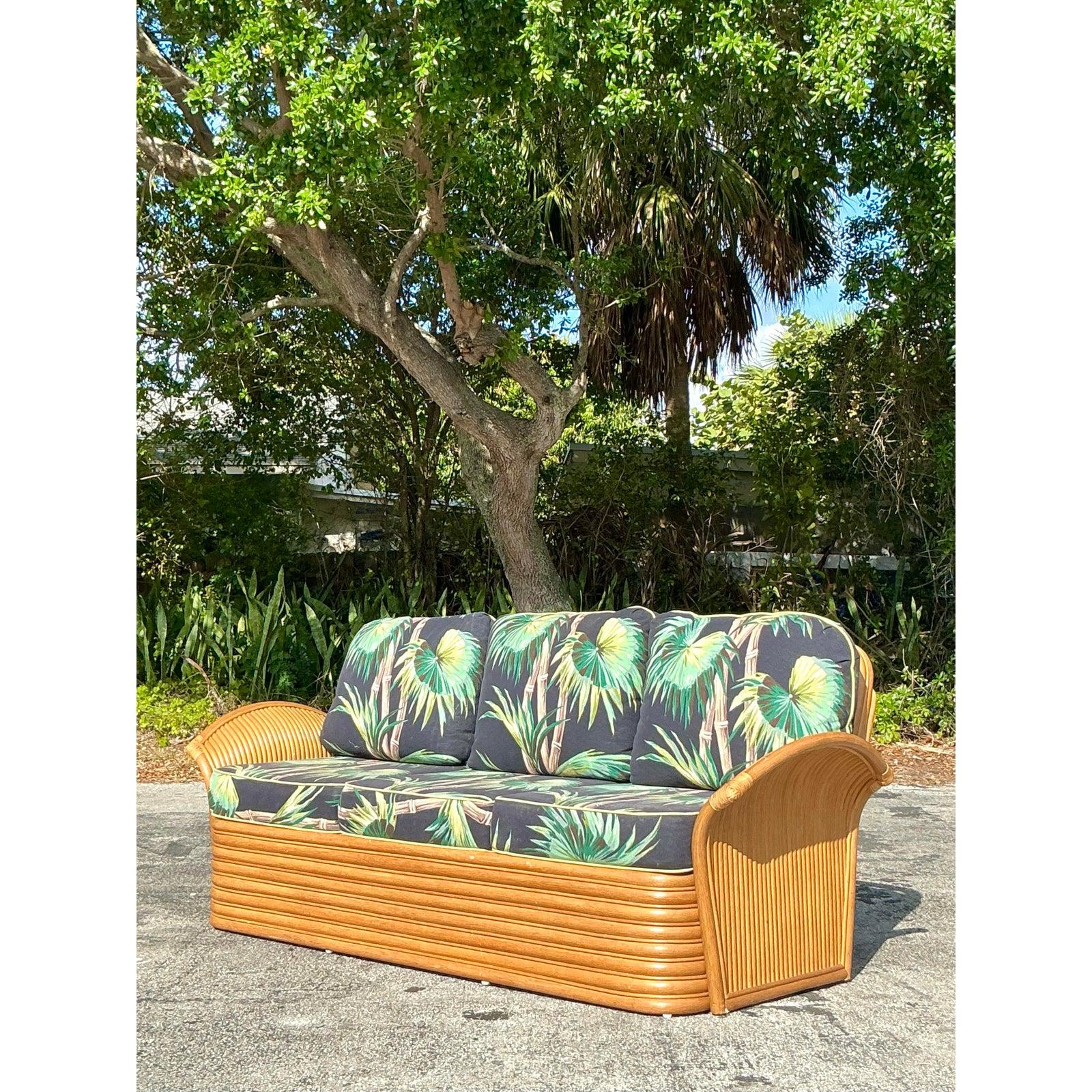 Sofa vintage en rotin imprimé palmier côtier en vente 1