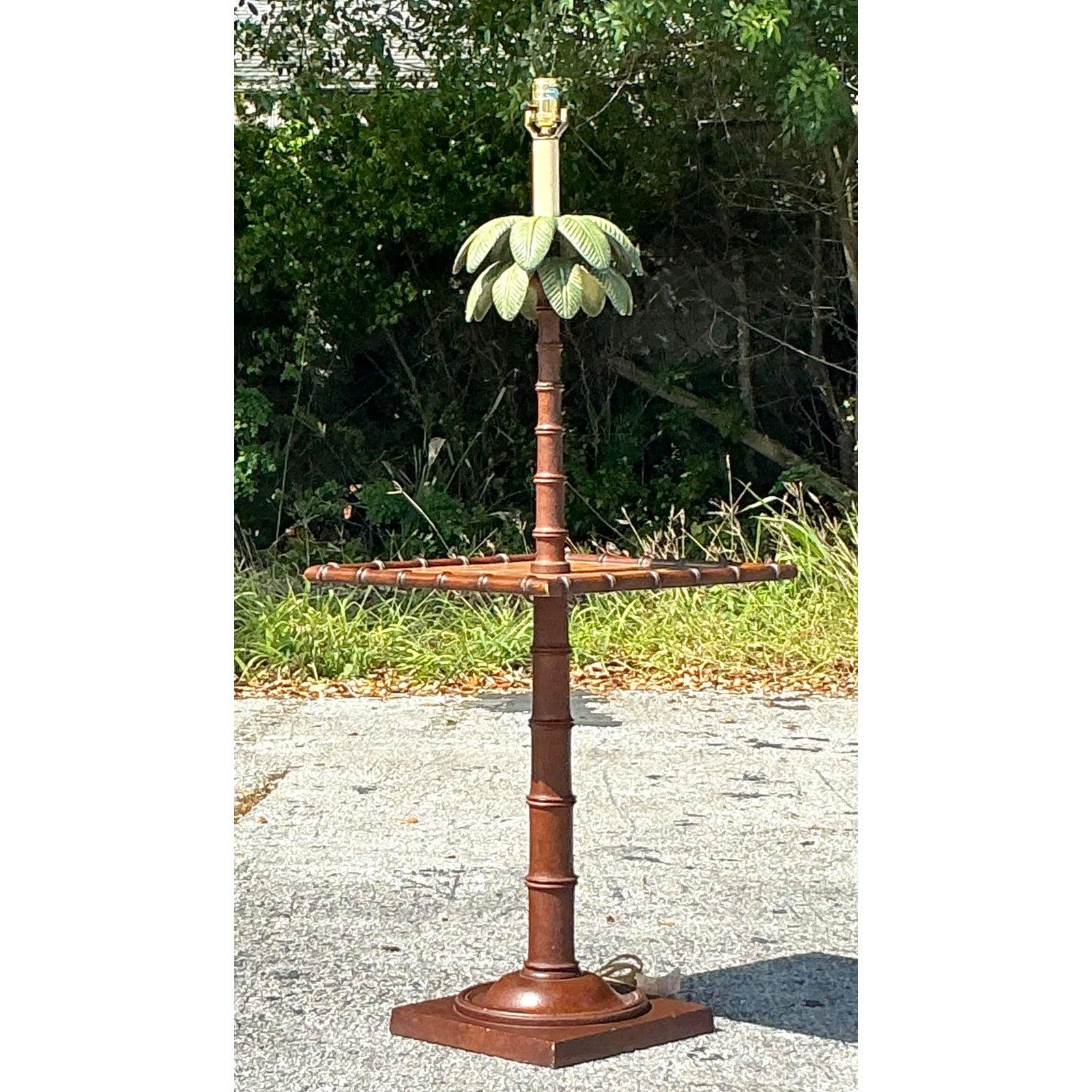 Aporta elegancia tropical a tu espacio con esta lámpara de sobremesa vintage de palmera costera que incorpora una exclusiva mesa auxiliar. Elaborado con un diseño de bambú sintético, el cálido acabado de madera y los intrincados detalles evocan una