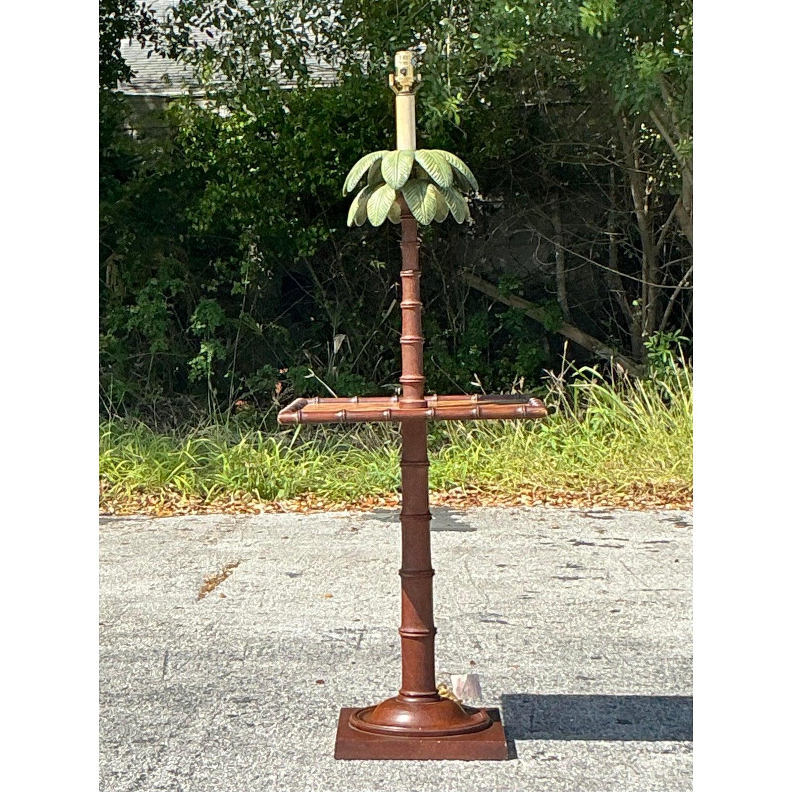 Lámpara de mesa Vintage Coastal Palm Estadounidense en venta