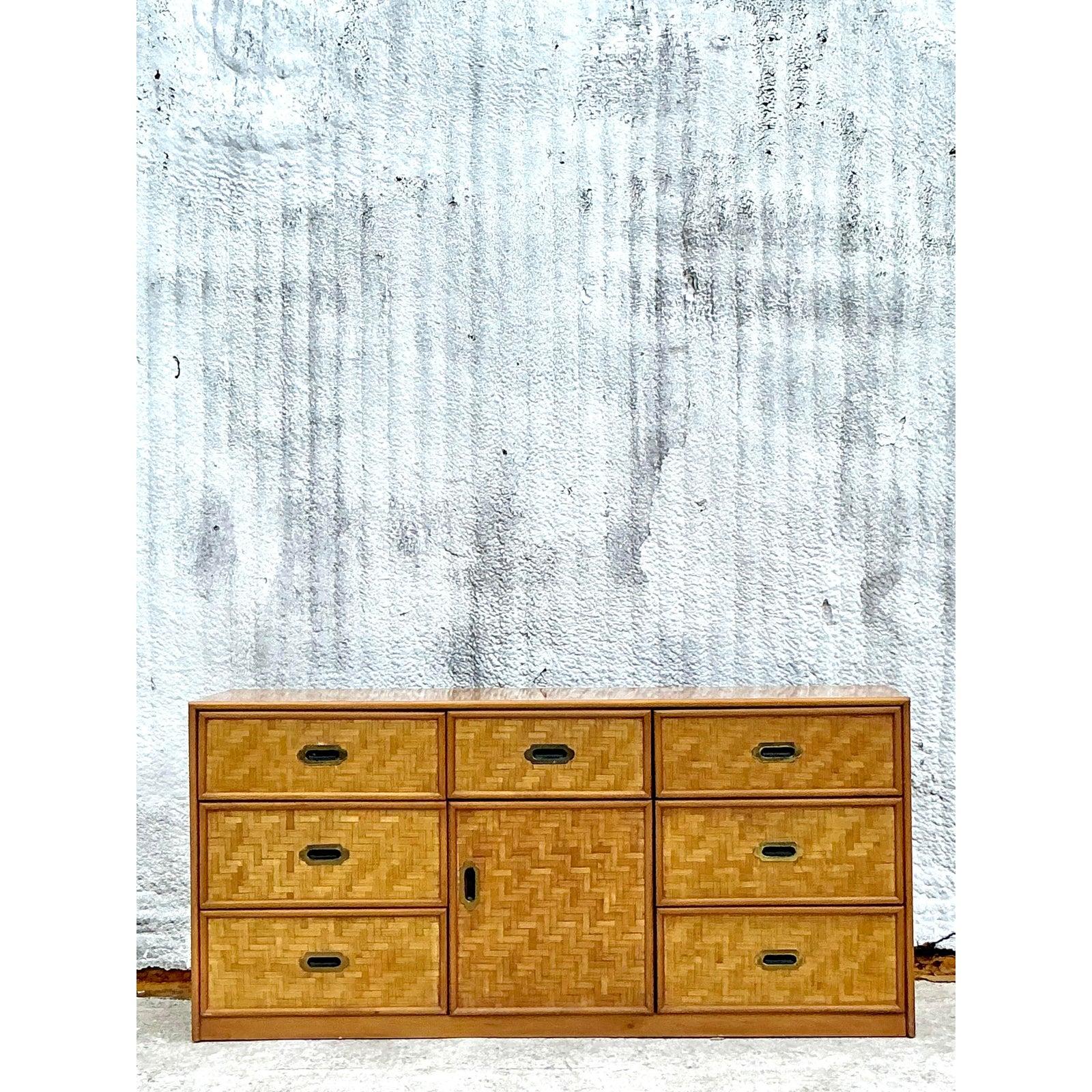 Introduisez une touche de sophistication intemporelle et de charme serein dans votre intérieur avec cette exceptionnelle crédence Vintage Coastal Parquet Rattan. Cette pièce étonnante présente une façade en rotin à motifs de parquet, méticuleusement