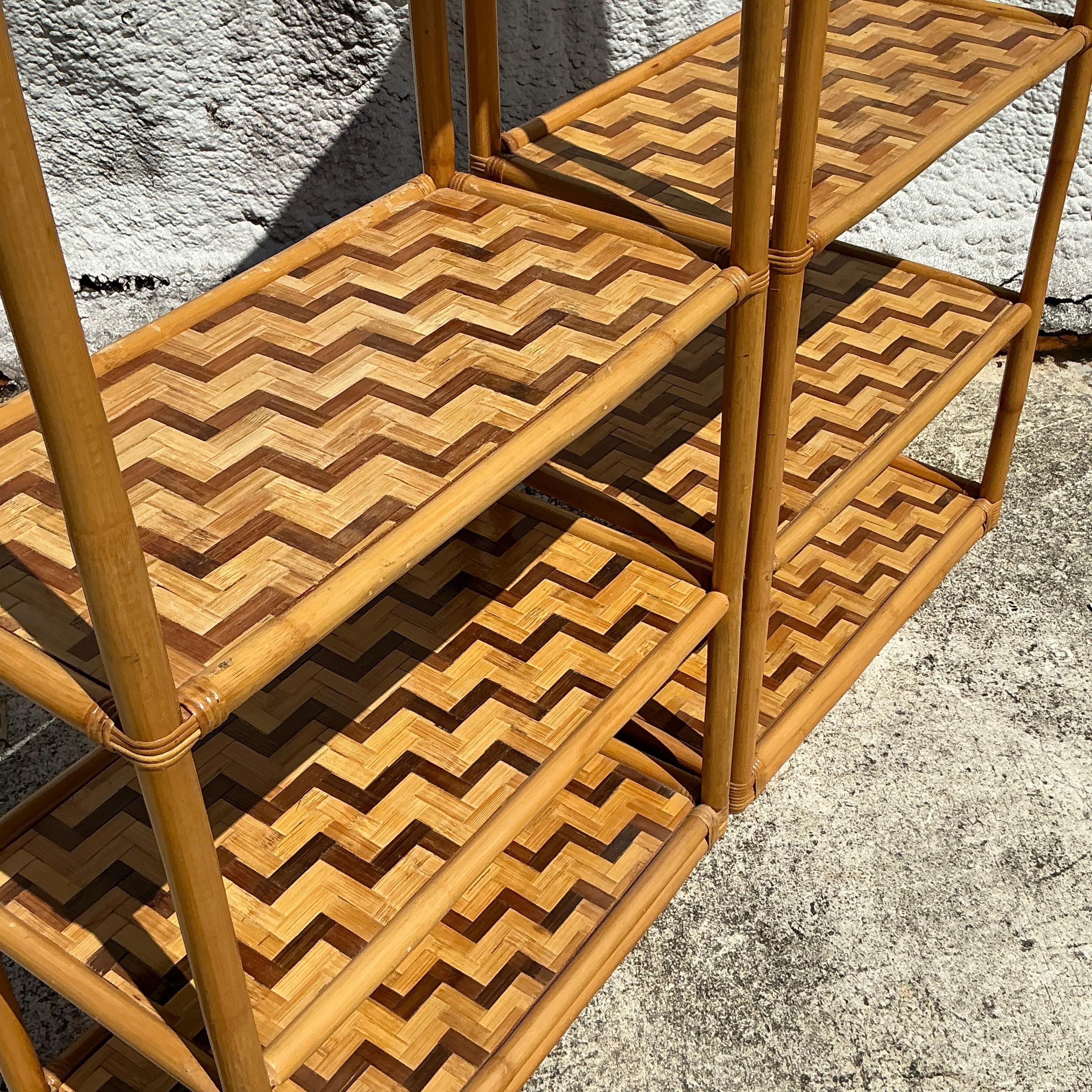 Estantería vintage de ratán y parquet costero en venta 4