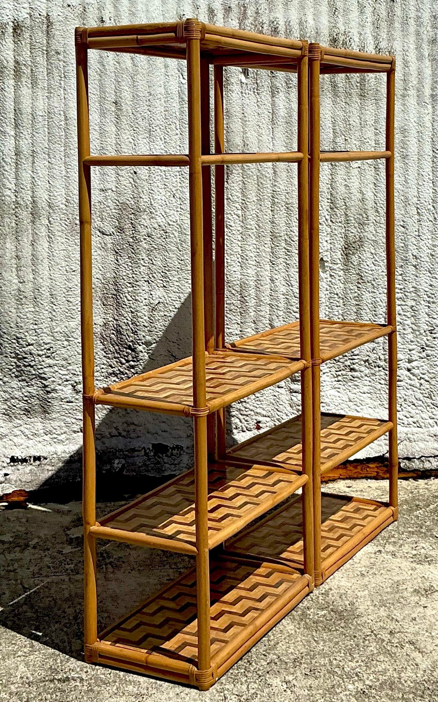 Realza tu decoración con el encanto natural de esta estantería Vintage Coastal de ratán y parquet. Perfecto para interiores de estilo americano, este etagere presenta un bonito tejido de ratán con diseño de parqué, que combina la elegancia costera