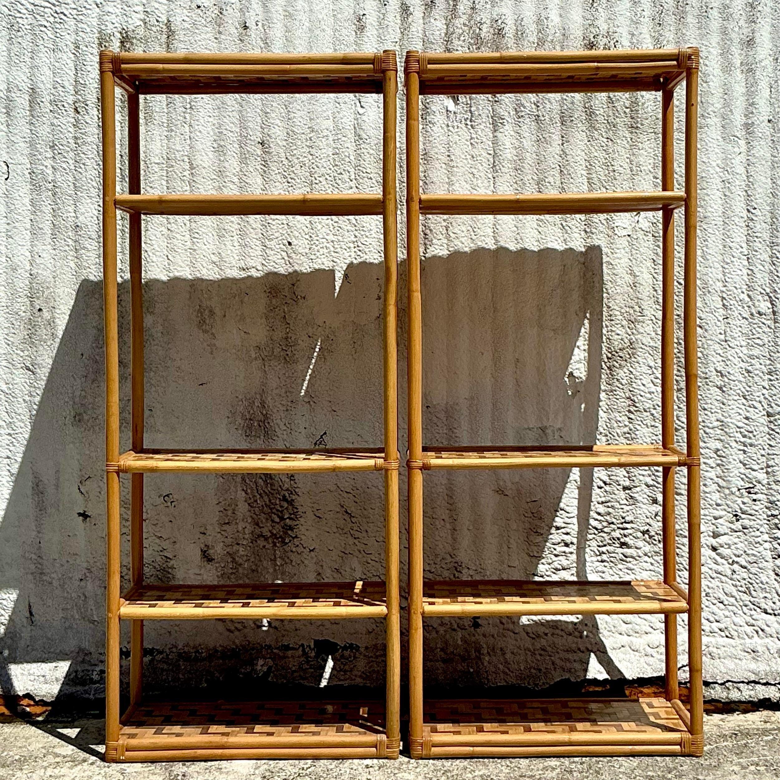 Estantería vintage de ratán y parquet costero siglo XX en venta