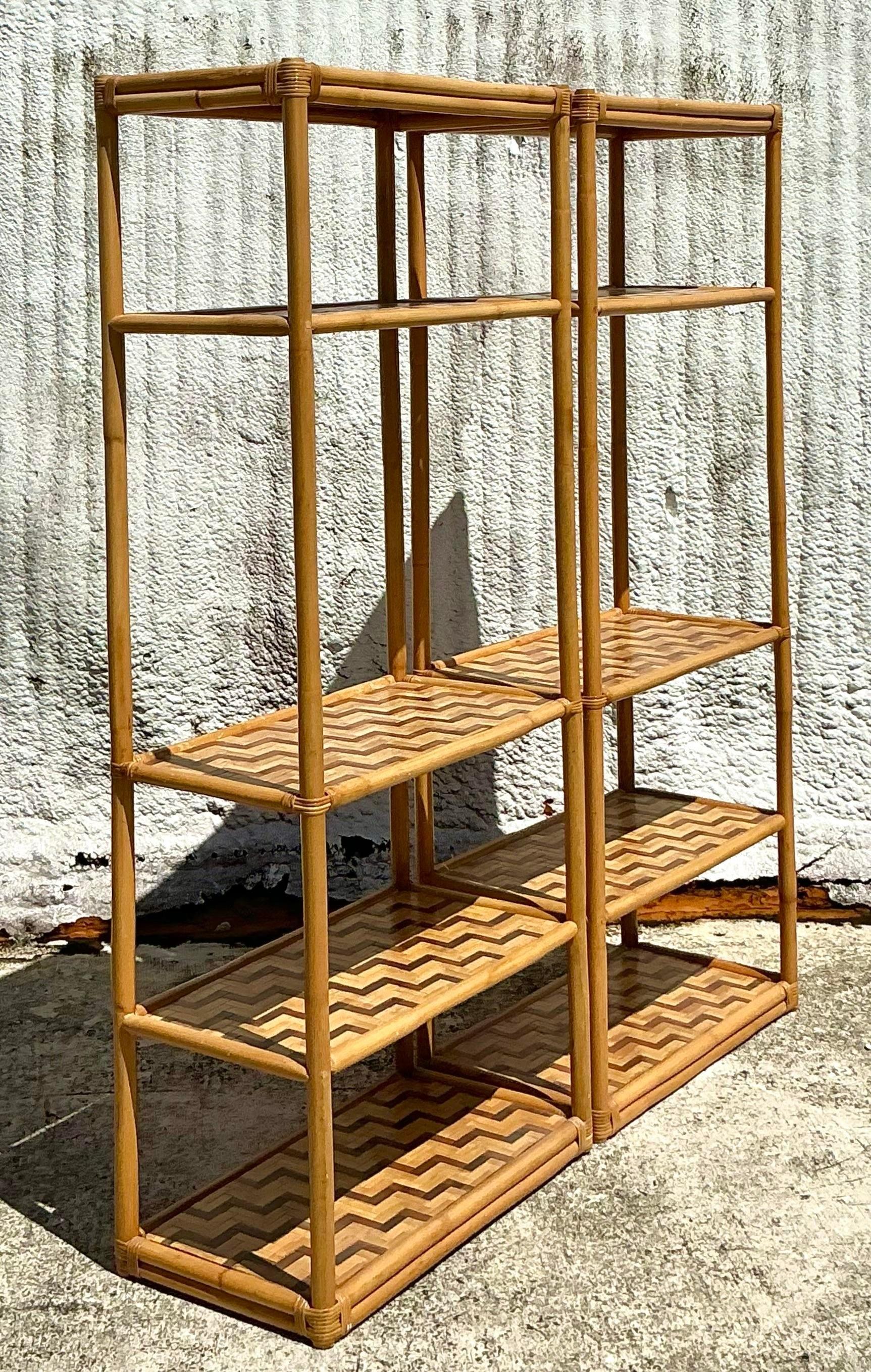 Estantería vintage de ratán y parquet costero en venta 2