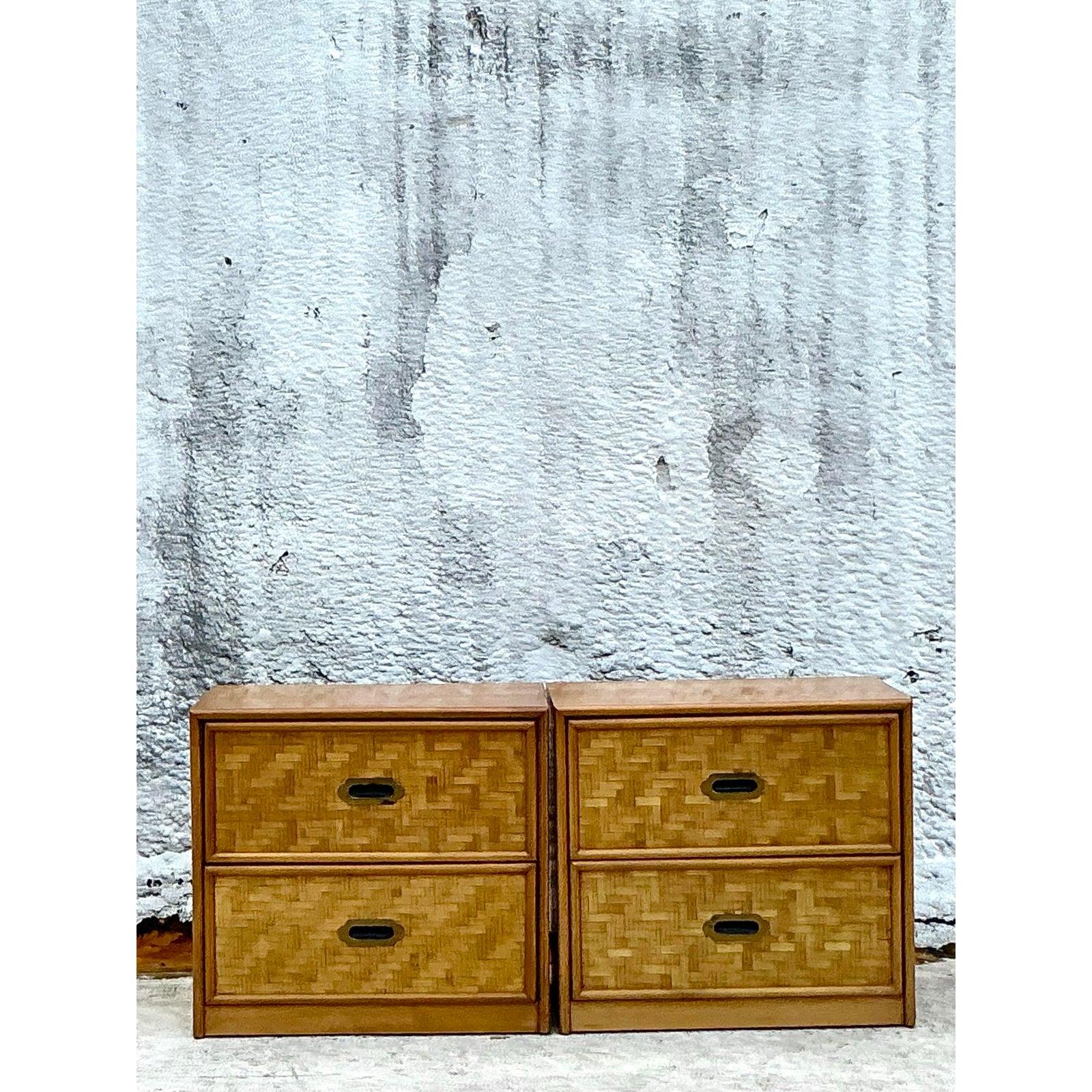 Rehaussez votre chambre à coucher ou votre espace de vie avec cette paire exquise de tables de nuit Vintage Coastal Parquet Rattan, un charmant témoignage de l'artisanat et du design intemporel. Méticuleusement fabriquée à la main, chaque table de