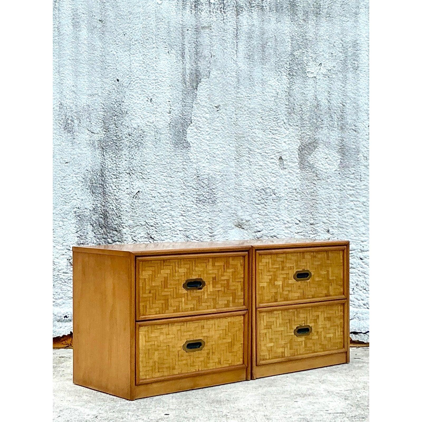 Mid-Century Modern Paire de tables de nuit vintage en rotin avec parquet côtier en vente