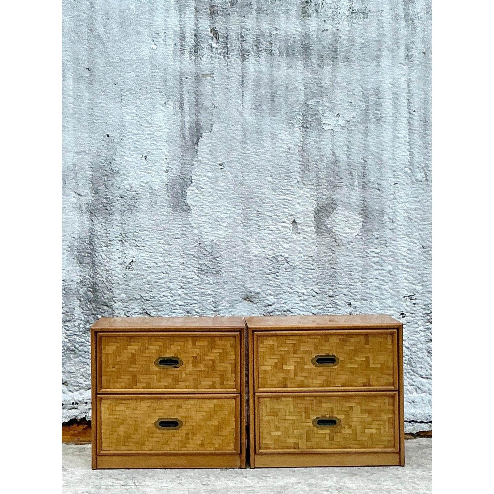 20ième siècle Paire de tables de nuit vintage en rotin avec parquet côtier en vente