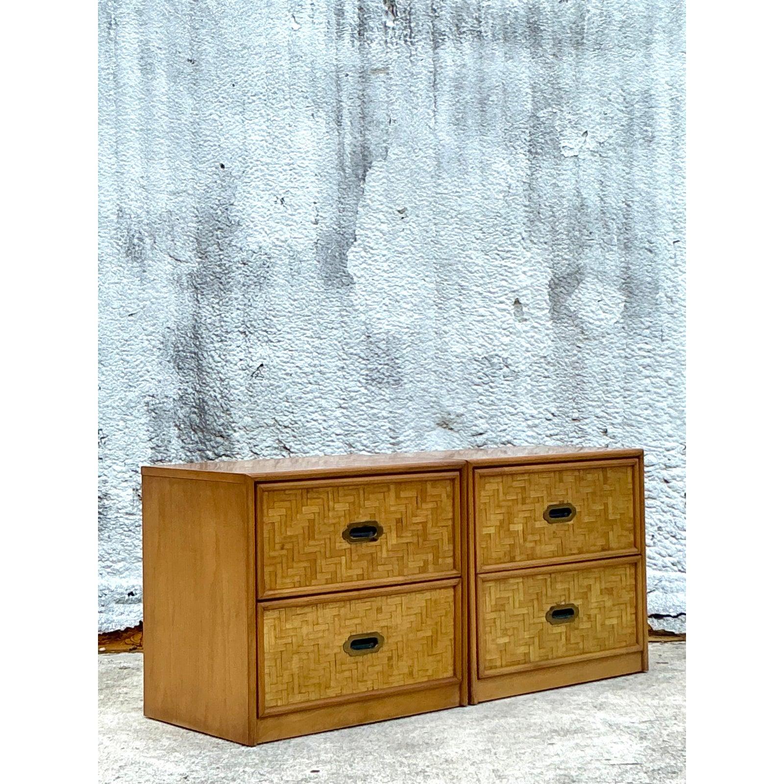 Paire de tables de nuit vintage en rotin avec parquet côtier en vente 1