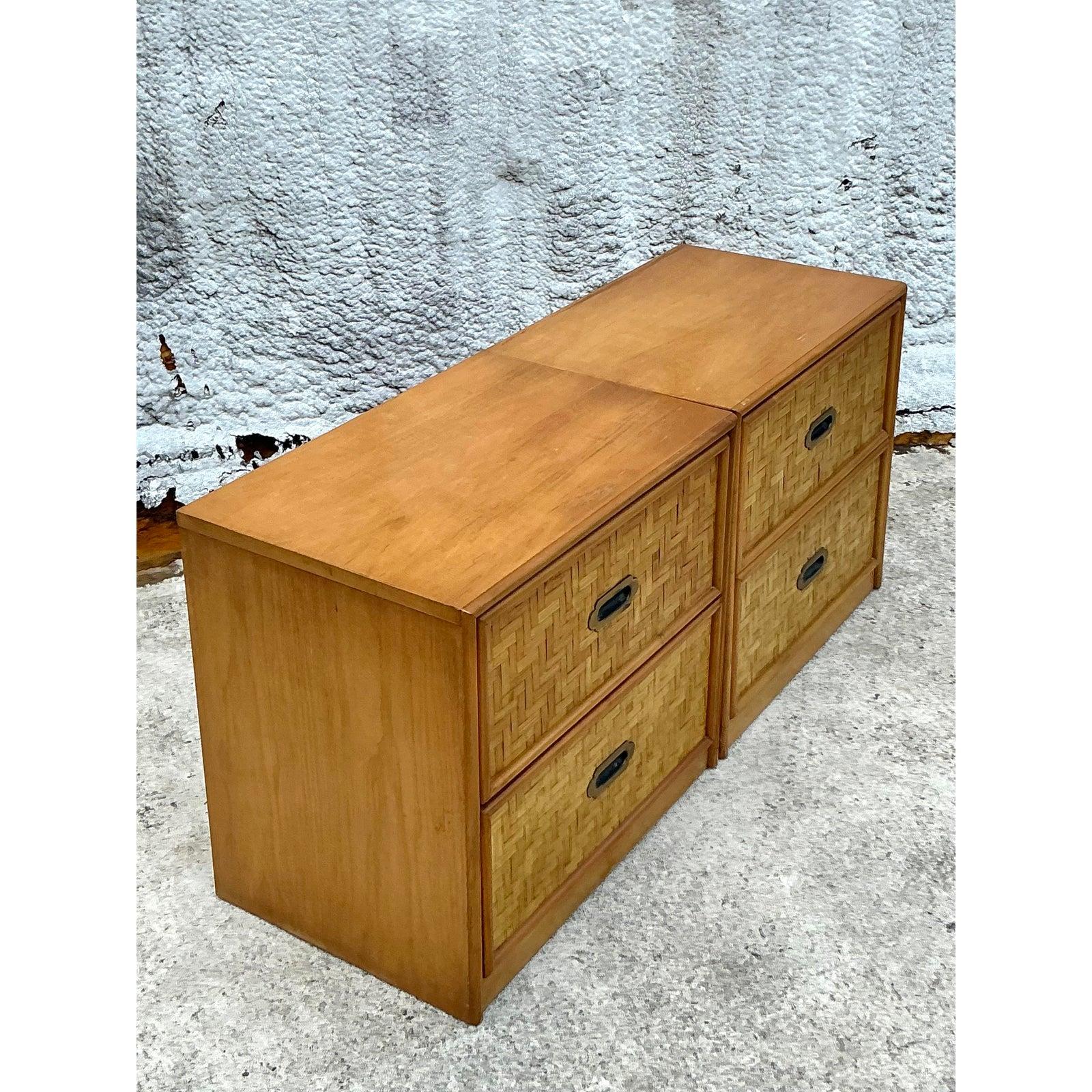 Paire de tables de nuit vintage en rotin avec parquet côtier en vente 2