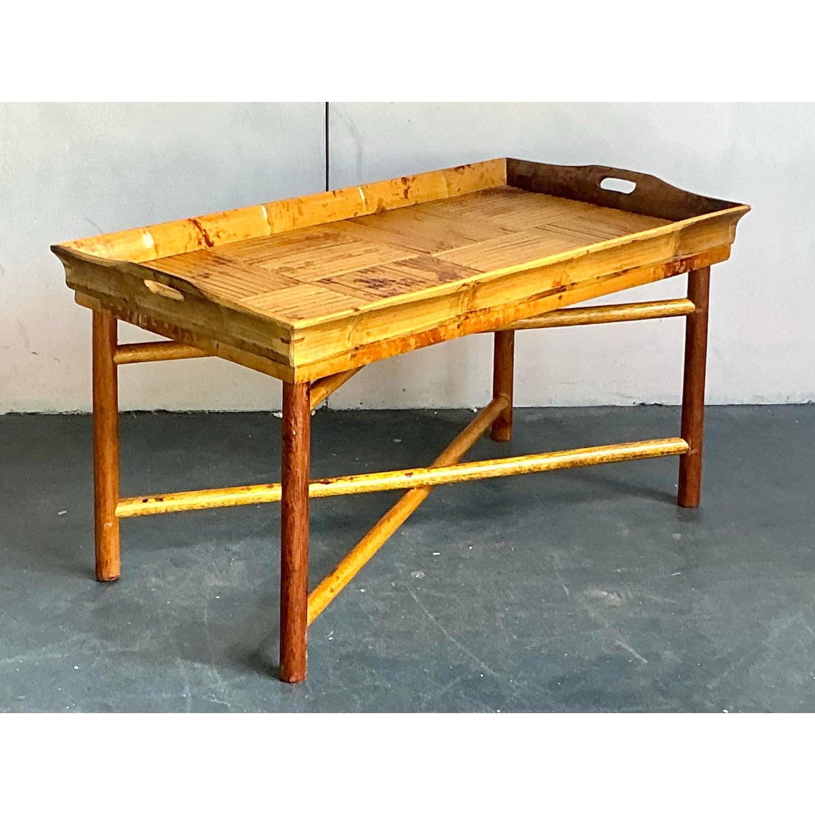 Lassen Sie sich von der entspannten Eleganz des küstennahen Vintage-Designs inspirieren - mit diesem außergewöhnlichen Couchtisch aus Bambus. Der Star der Show ist die große, abnehmbare Butler-Tablettplatte mit einem faszinierenden Patchwork-Muster