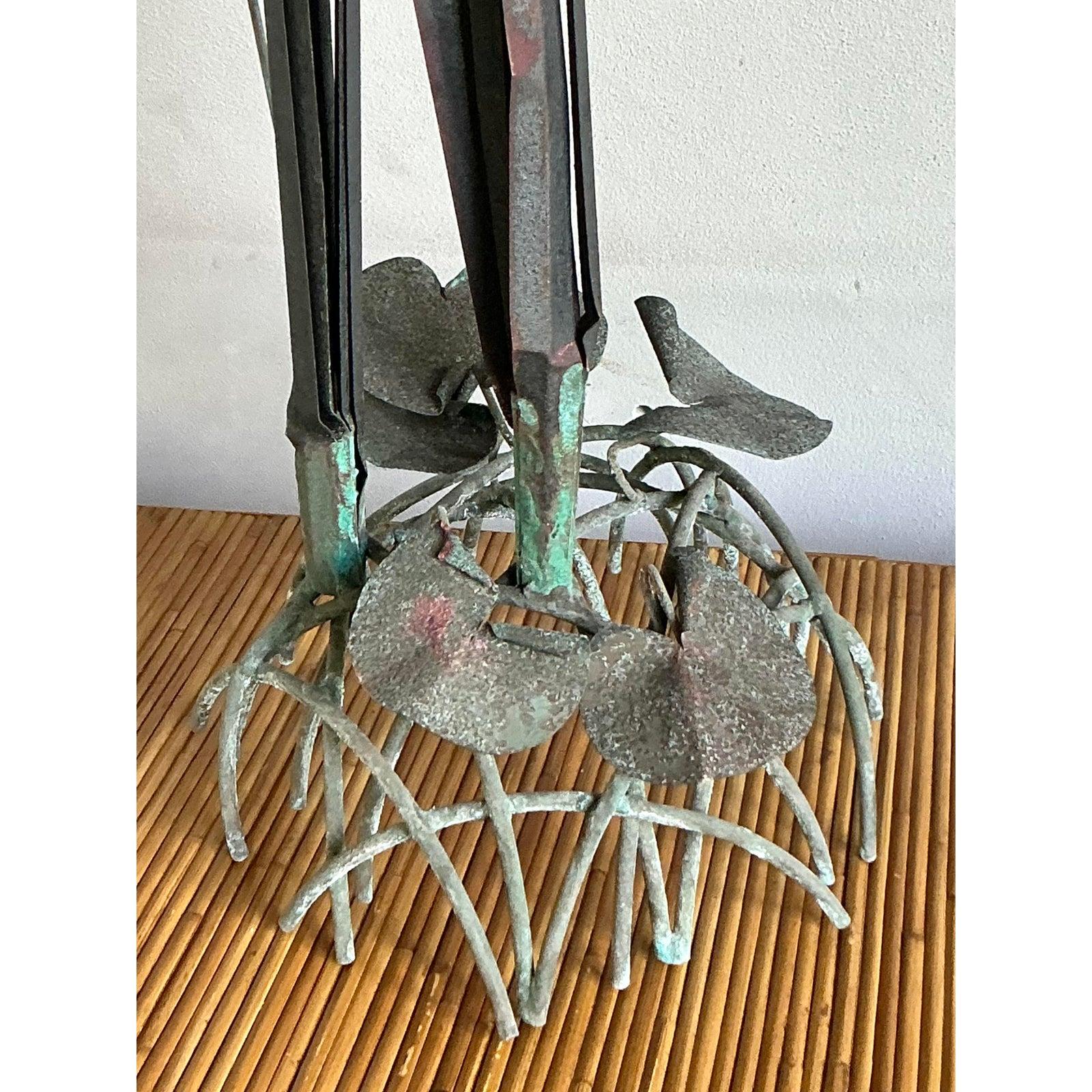 Cattura la bellezza grezza e organica della natura con questa straordinaria scultura vintage di coda di gatto. Realizzato con maestria in metalli misti, questo pezzo artigianale presenta una composizione dinamica di sottili canne scure e le iconiche