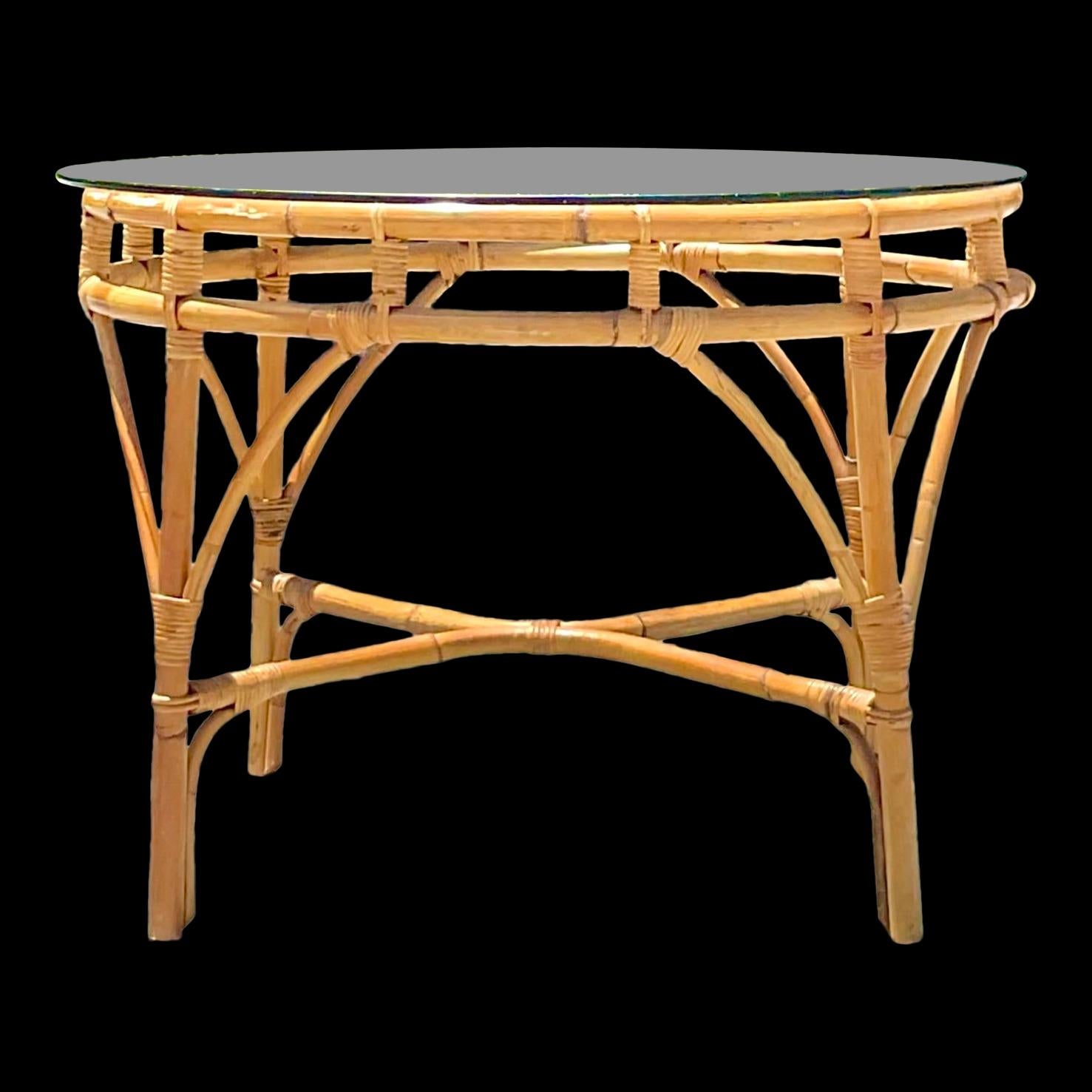 Ajoutez une touche de charme en bord de mer avec cette table basse vintage en roseau crayonné. Son design finement tissé et sa finition naturelle en font la pièce maîtresse côtière parfaite pour un espace de vie décontracté.