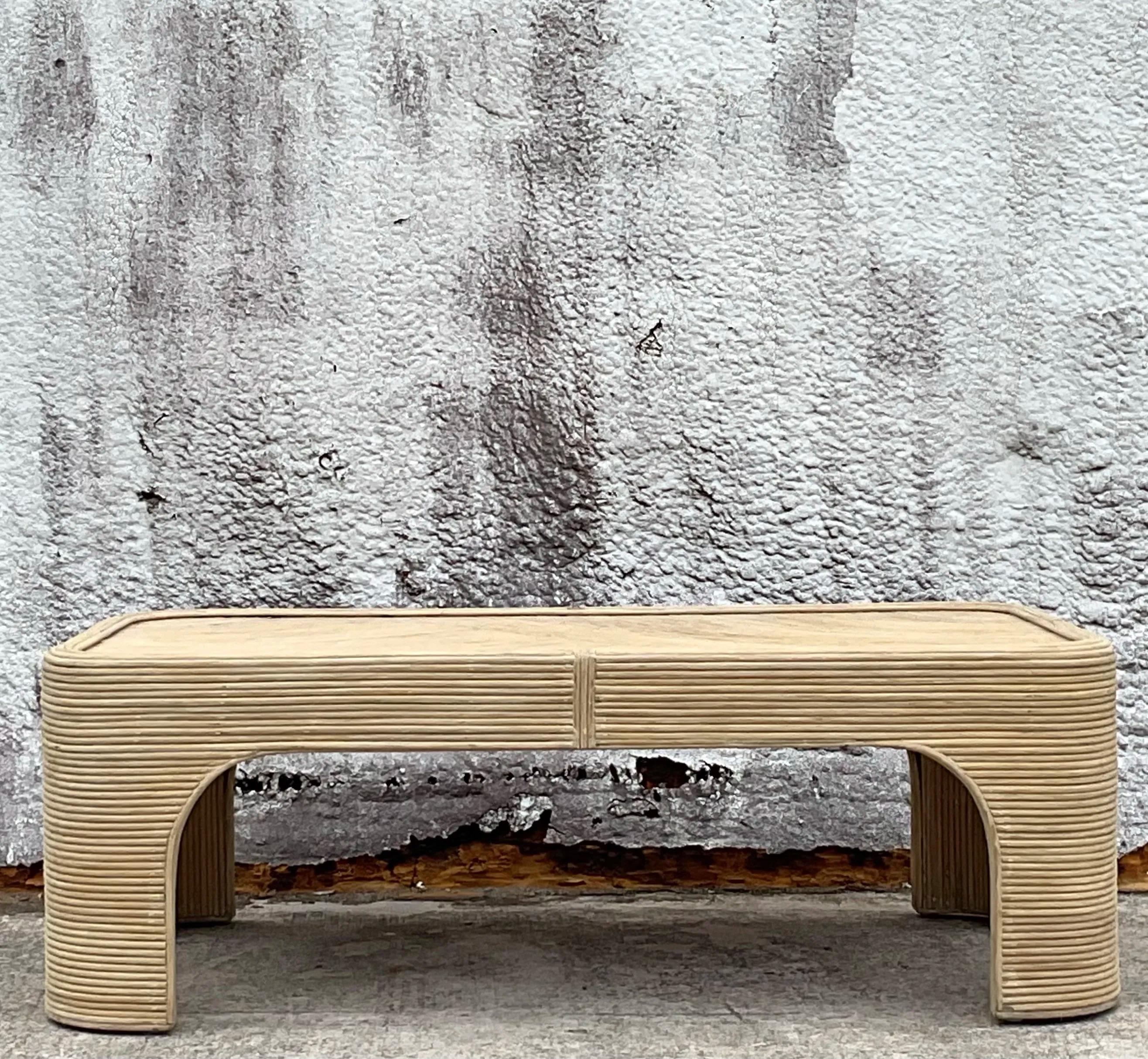 Dieser Vintage Coastal Pencil Reed Couchtisch strahlt entspannte Eleganz und zeitlosen Charme aus. Er wird aus sorgfältig gewebtem Bleistiftschilf hergestellt und zeichnet sich durch klare Linien und eine natürliche Textur aus, die das Leben an der