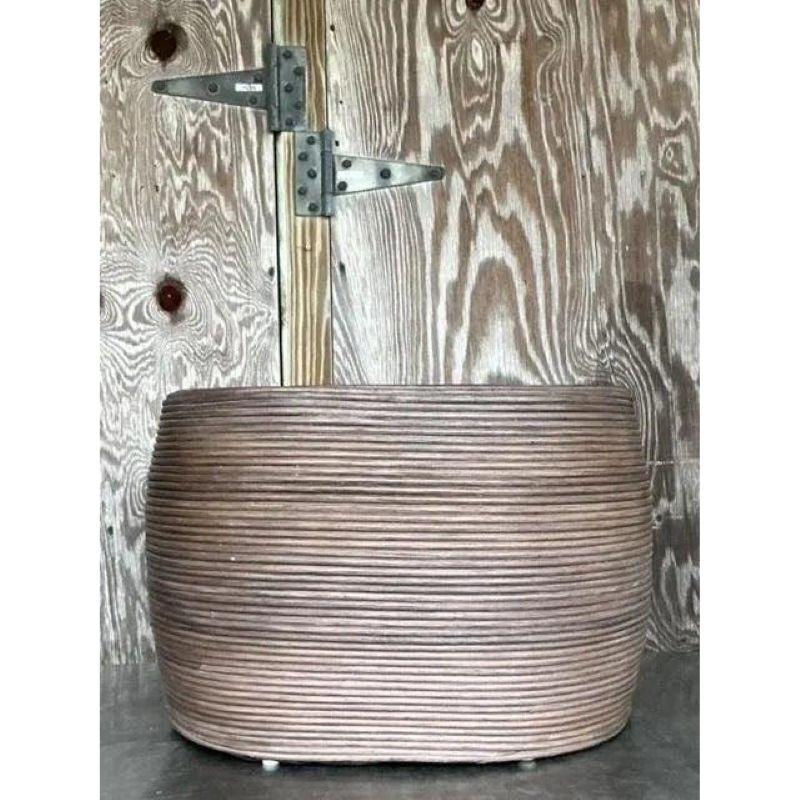 Añade un toque de encanto costero a tu sala de estar con la Mesa de centro Vintage Coastal Pencil Reed de estilo americano. Esta mesa, fabricada con junco finamente entretejido, presenta un diseño elegante y natural que combina el atractivo vintage