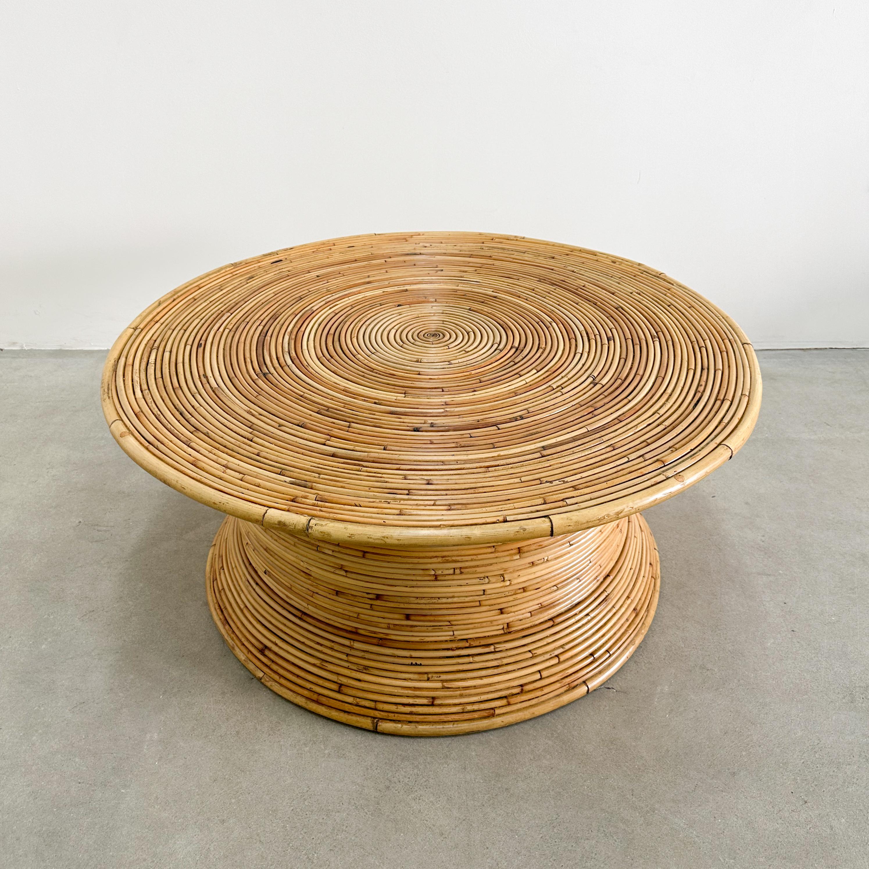 Couchtisch aus Rattan und Bambus mit Coastal-Bleistift und Schilf, postmodern, MCM, Vintage (Moderne der Mitte des Jahrhunderts) im Angebot