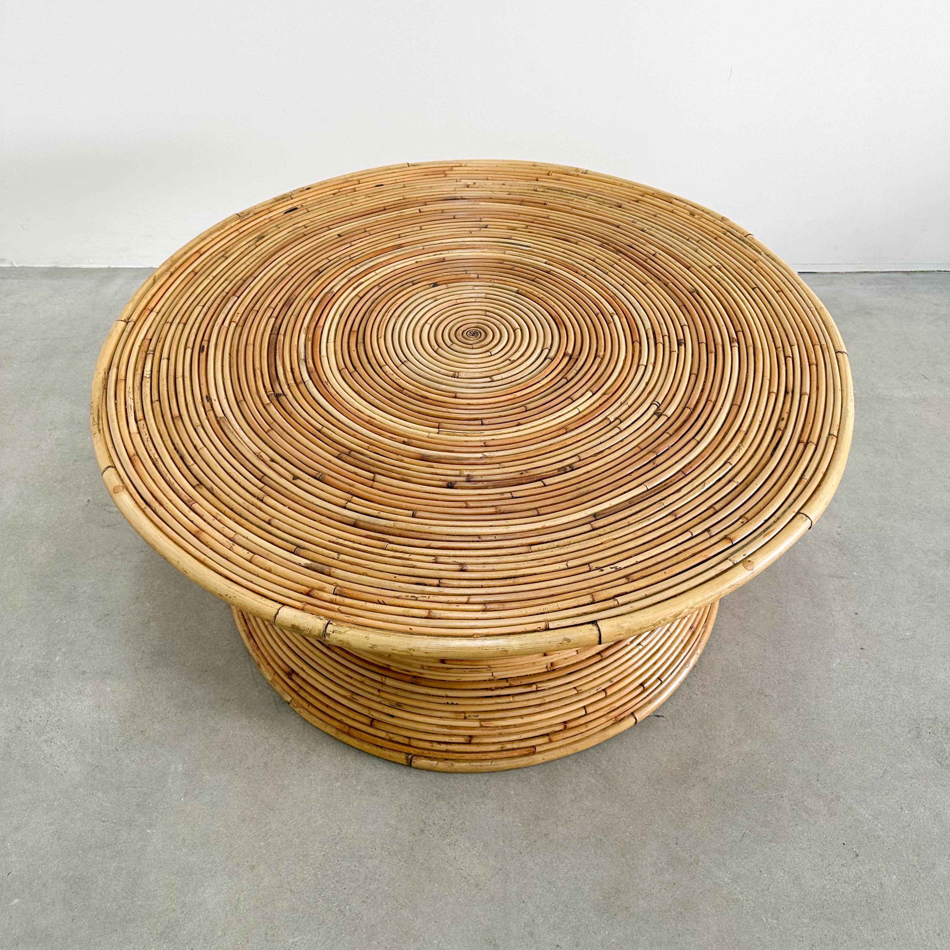 Couchtisch aus Rattan und Bambus mit Coastal-Bleistift und Schilf, postmodern, MCM, Vintage (Unbekannt) im Angebot
