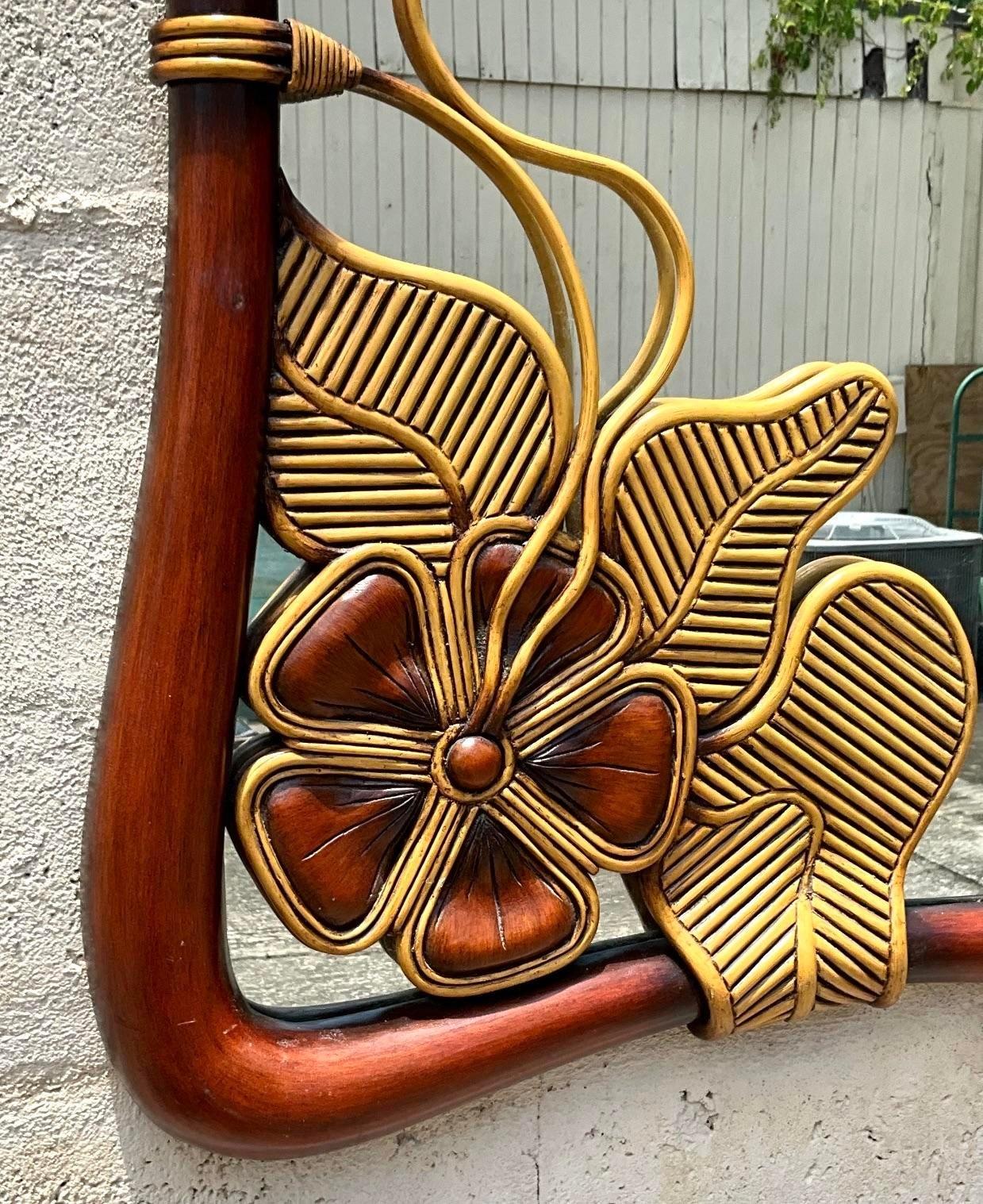 Verleihen Sie Ihrer Einrichtung einen küstennahen Touch mit diesem Vintage Coastal Pencil Reed Flower Mirror. Das von Blumen inspirierte Design ist mit zarten Bleistiftschilf-Details versehen und erinnert an die Gelassenheit des Lebens am Meer.