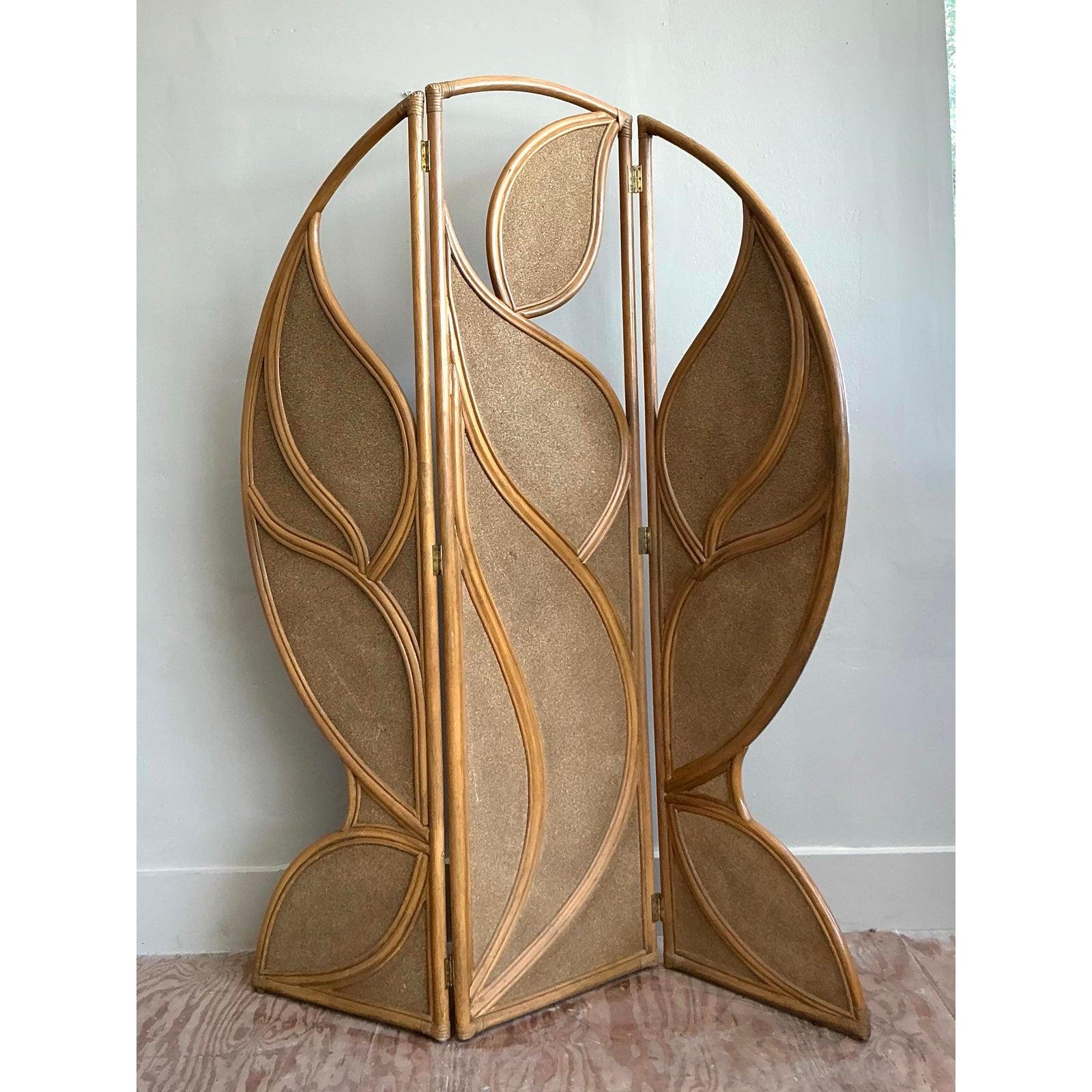Tauchen Sie Ihren Raum in organische Eleganz mit diesem fesselnden Vintage-Faltschirm, der sorgfältig aus natürlichem Bleistiftschilf und Rattan gefertigt ist. Sein einzigartiges Design zeigt ein exquisites, skulpturales Motiv aus überdimensionalen