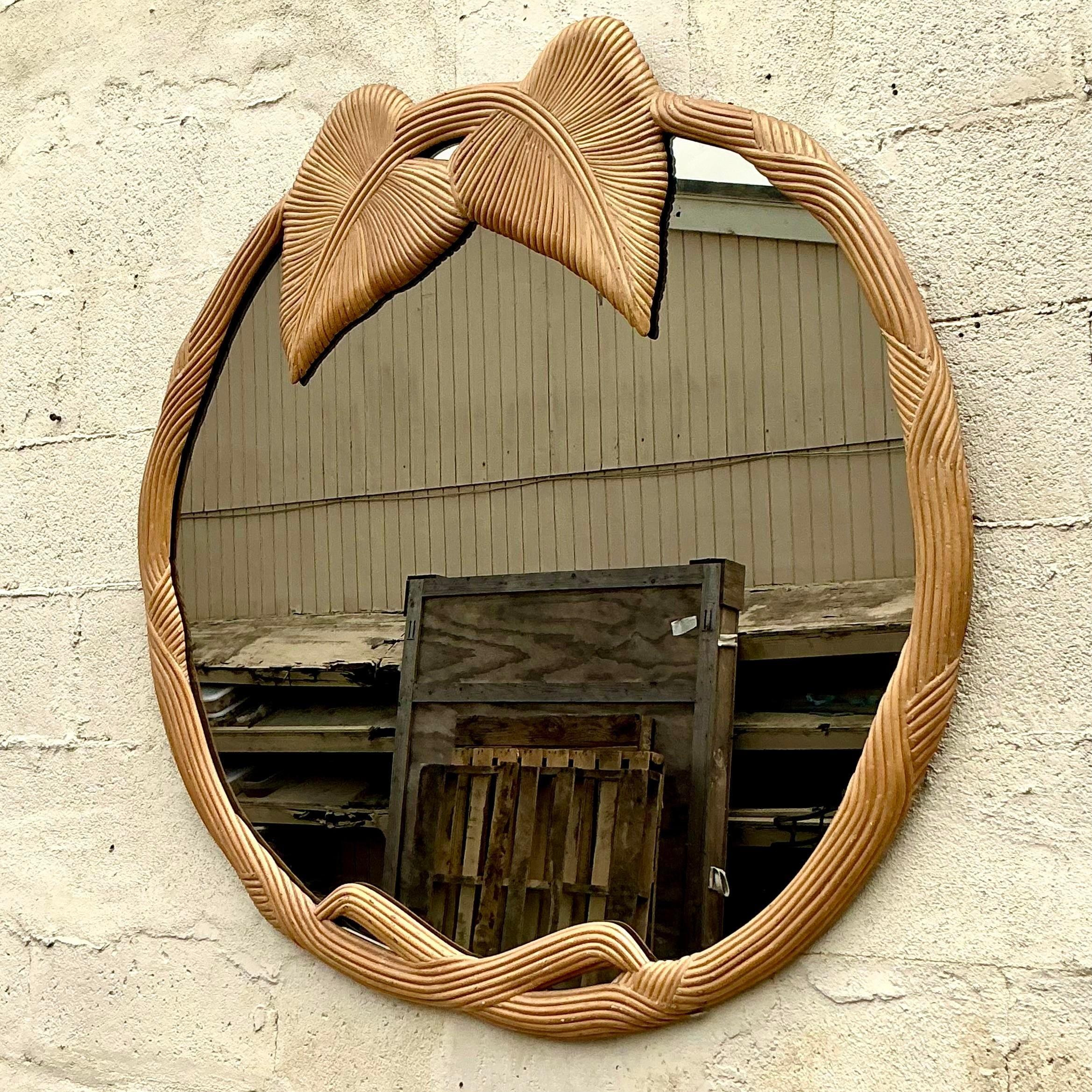 Reflétez l'élégance côtière avec ce miroir en roseau à crayon vintage. Son design finement tissé ajoute une touche de beauté naturelle, parfaite pour égayer n'importe quel espace avec le charme du bord de mer.