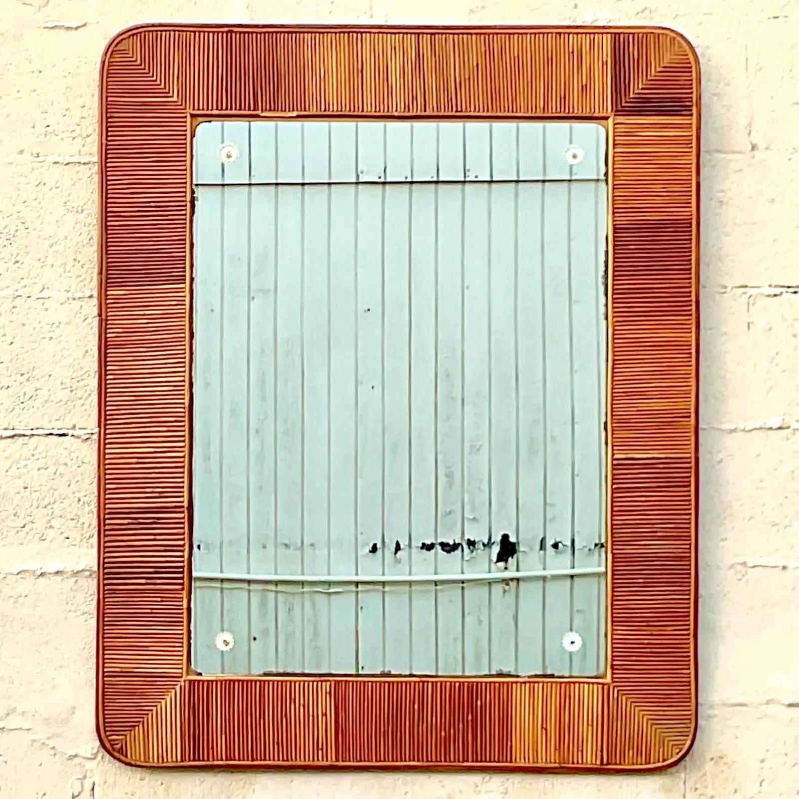 Ein fantastischer Vintage-Wandspiegel im Küstenstil. Ein schicker Rahmen aus Bleistiftschilf in schönen warmen Brauntönen. Ein Vintage-Spiegel mit Versilberung an den Rändern aus der Zeit. Es ist die perfekte Menge an Patina. Erworben aus einem