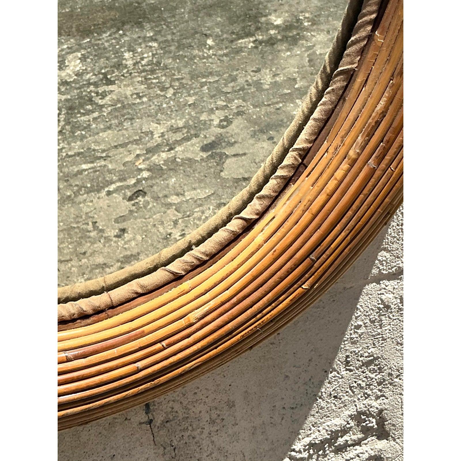 Rifletti il tuo stile costiero con questo splendido specchio ovale vintage in canna da zucchero. Le canne, splendidamente raggruppate, creano una cornice consistente e strutturata che emana un calore naturale e un fascino rilassato e bohémien. La