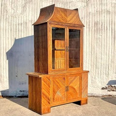 Vieille armoire à crayons pagode côtière en roseau