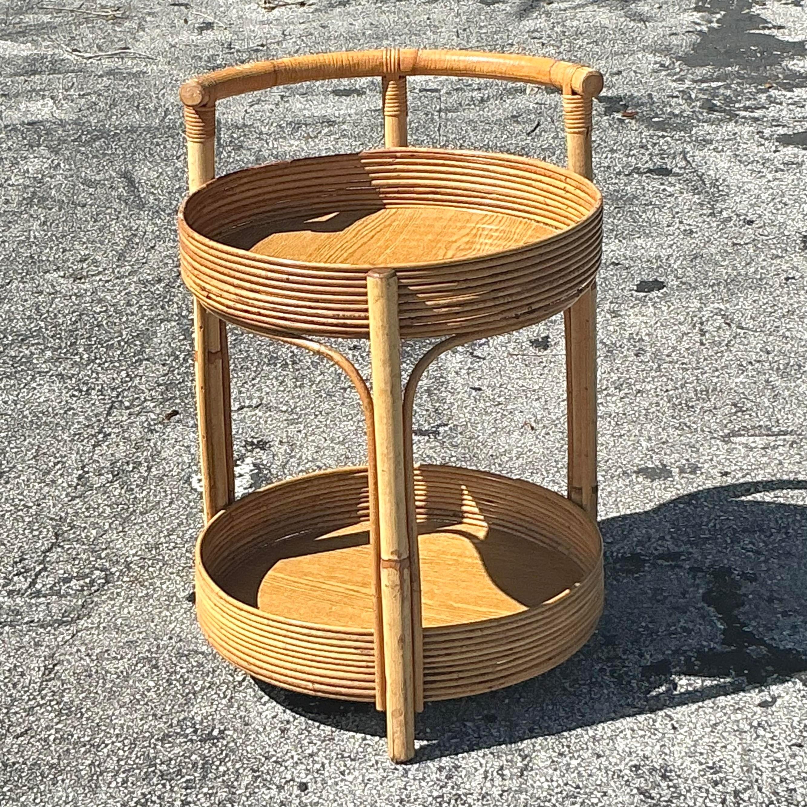 20ième siècle Chariot de bar rond Vintage Coastal Pencil Reed en vente