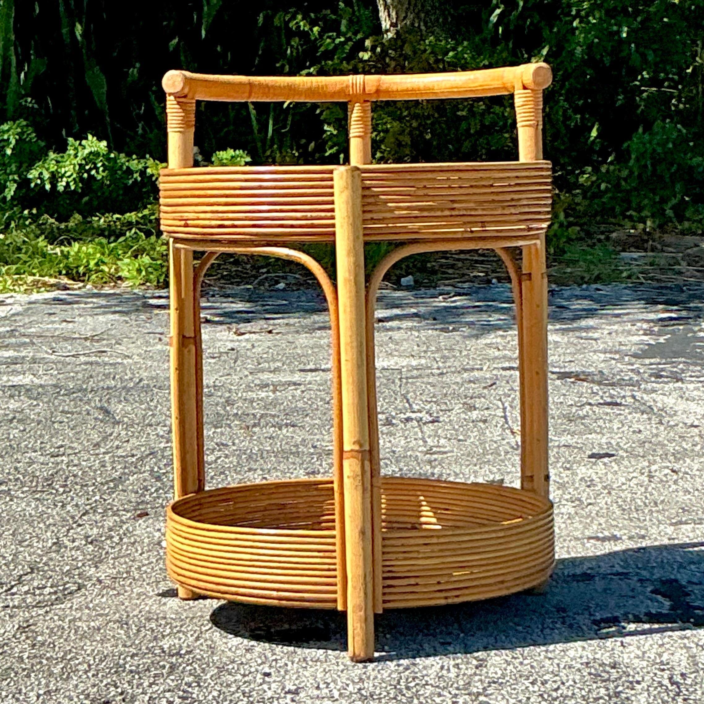 Roseau Chariot de bar rond Vintage Coastal Pencil Reed en vente