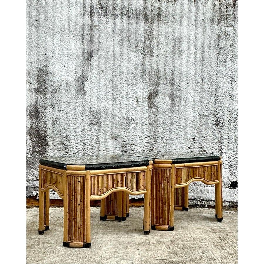 Pareja de Mesas Auxiliares Vintage Coastal Pencil Reed Junco en venta