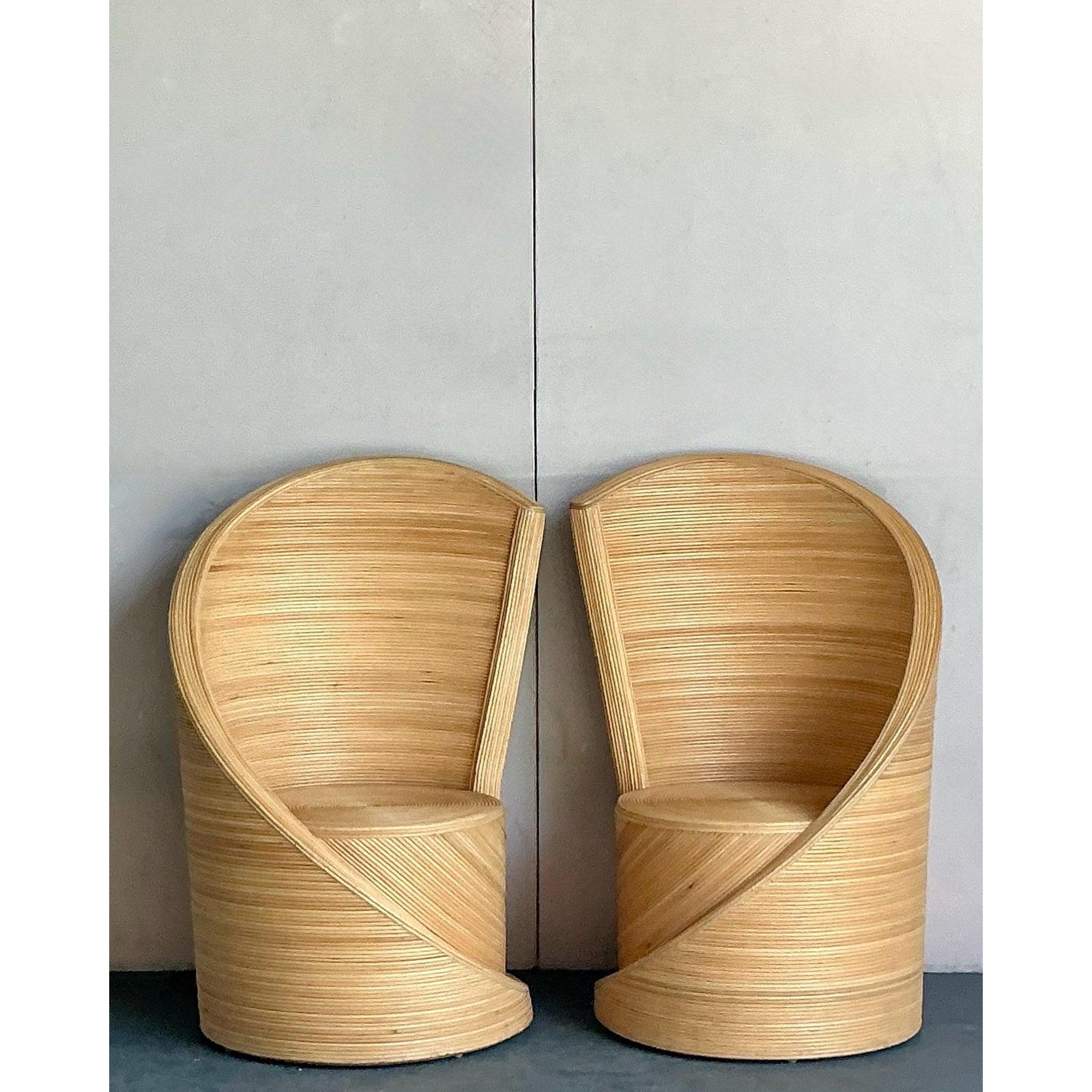Adoptez l'élégance sculpturale des années 1970 avec cette étonnante paire de chaises d'appoint postmodernes 