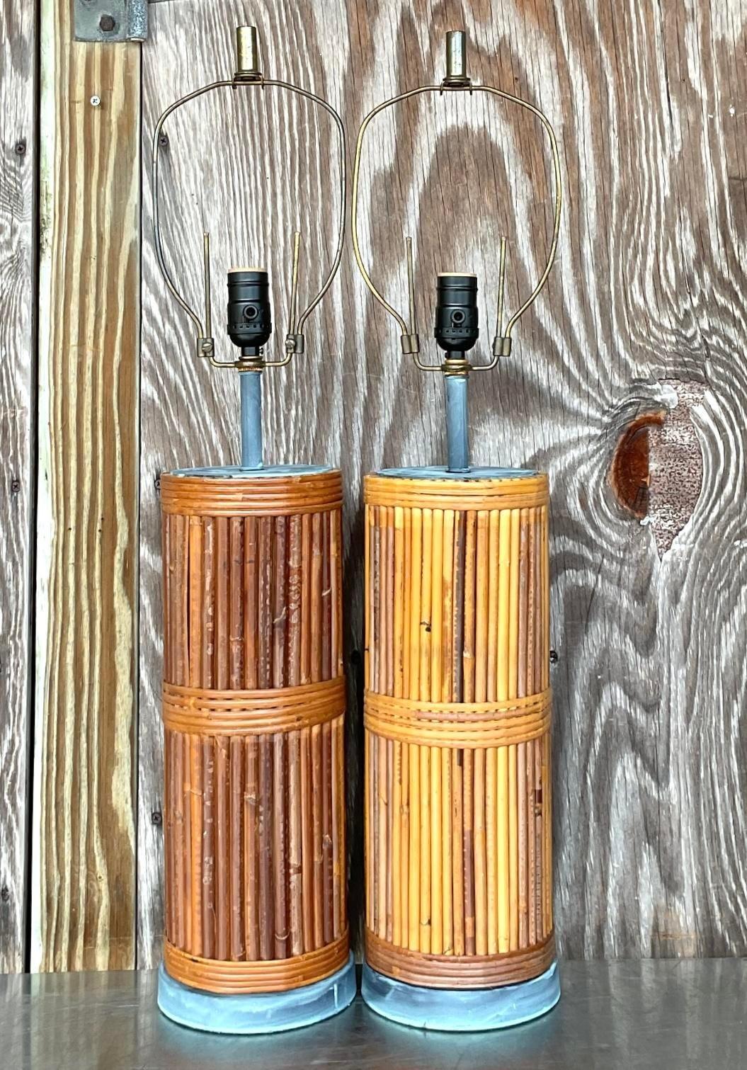 Vintage Coastal-Bleistift-Schilfrohr-Tischlampen aus Schilf – ein Paar (20. Jahrhundert) im Angebot
