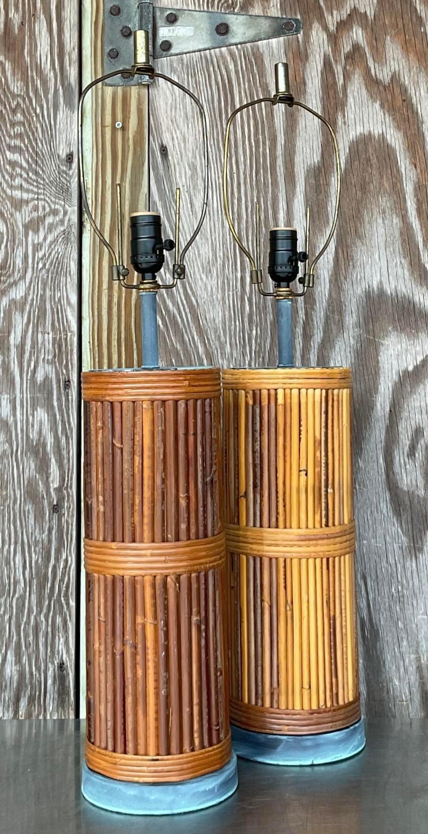 Vintage Coastal-Bleistift-Schilfrohr-Tischlampen aus Schilf – ein Paar (Metall) im Angebot
