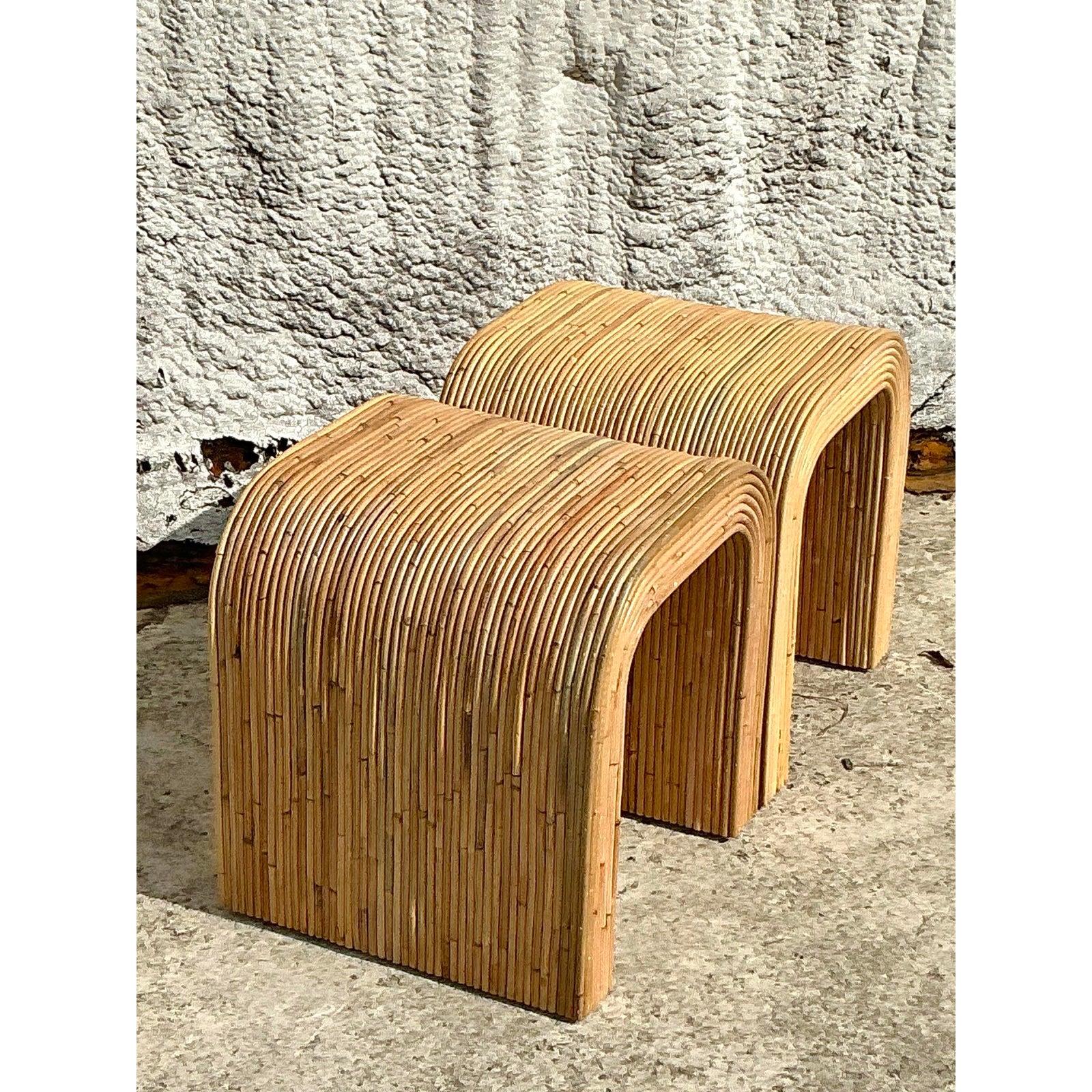 Vintage Coastal Pencil Reed Waterfall Beistelltisch - ein Paar im Zustand „Gut“ im Angebot in west palm beach, FL