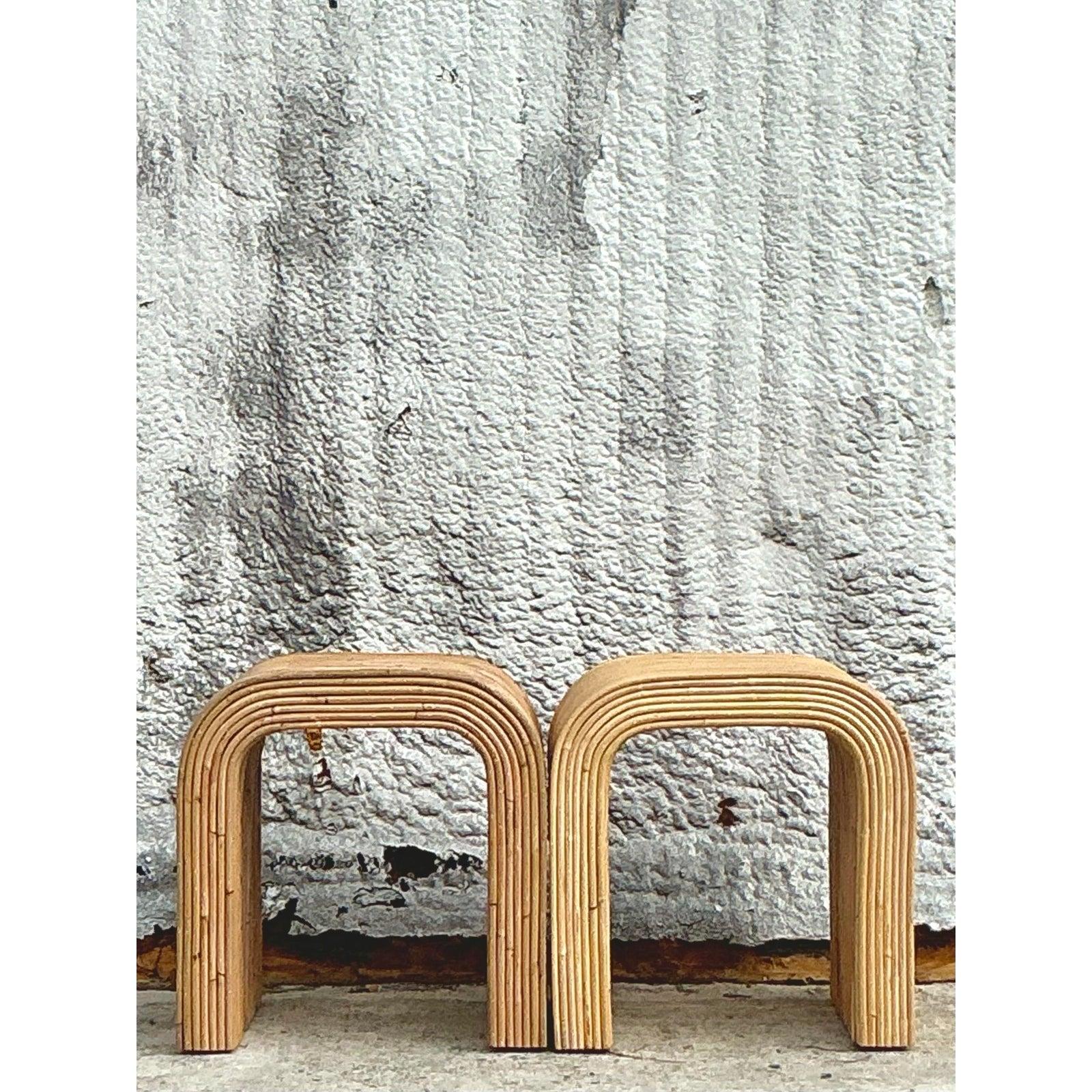Vintage Coastal Pencil Reed Waterfall Beistelltisch - ein Paar (Schilf) im Angebot