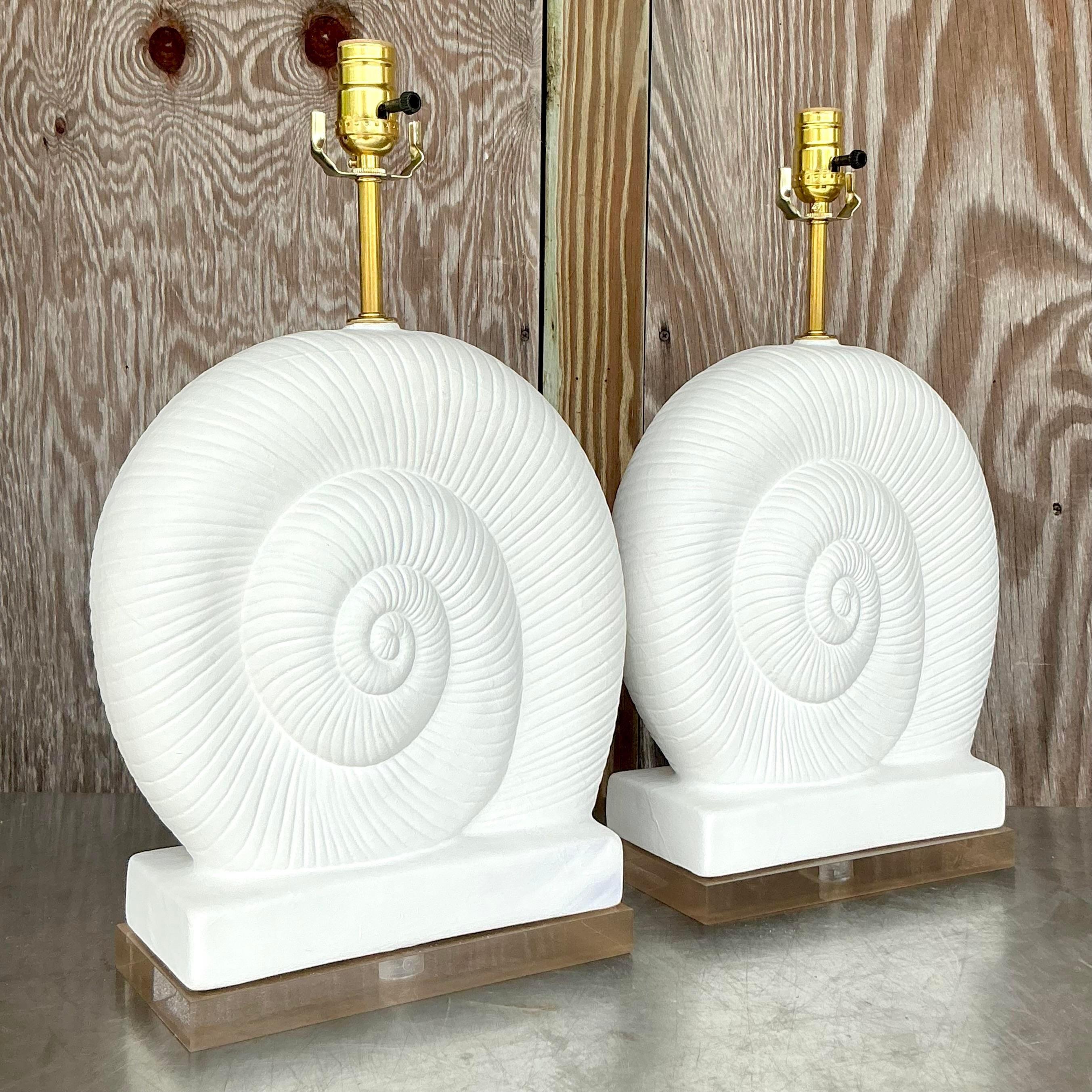 Vintage Coastal Gips und Lucite Nautilus Shell Lampen - ein Paar (amerikanisch) im Angebot
