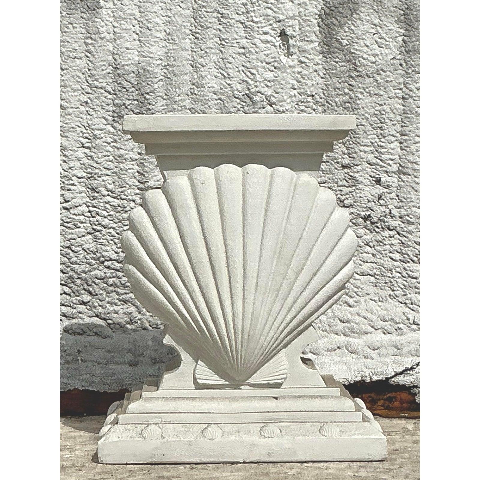 Pedestal de consola de concha de almeja de yeso costero vintage en Bueno estado para la venta en west palm beach, FL