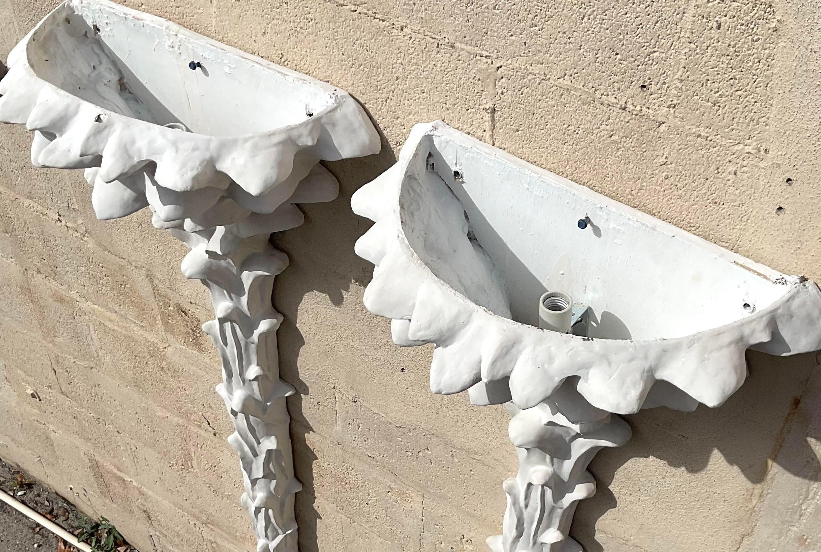 Vintage By By est une paire d'appliques murales côtières, chacune en forme de palmier sculptural en plâtre pour une touche tropicale. Ces appliques présentent des troncs et des frondes magnifiquement texturés, apportant une élégance naturelle et une