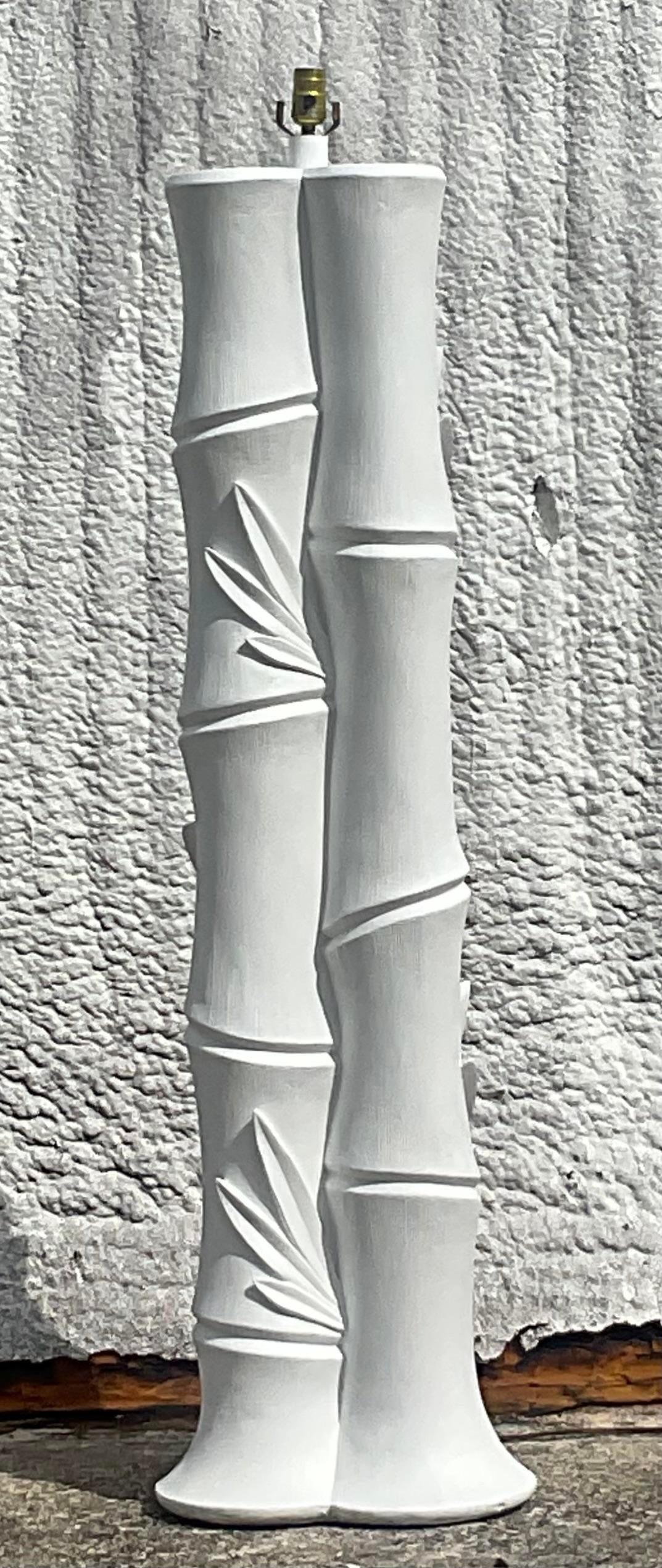 Un fabuleux lampadaire Coastal vintage. Une finition chic en blanc plâtre sur un design de bambou en céramique. Acquis d'une propriété de Palm Beach.